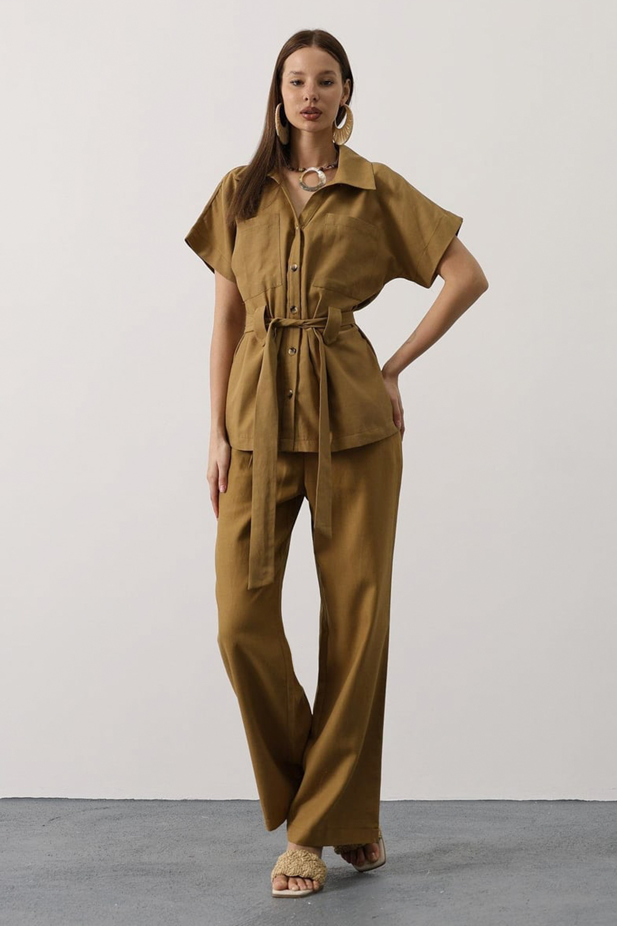 Trendyolmilla  Yağ Yeşil Kuşaklı Gömlek ve Geniş Paça Pantolon Dokuma Alt - Üst Takım TWOAW26AU00103 - Görsel 3