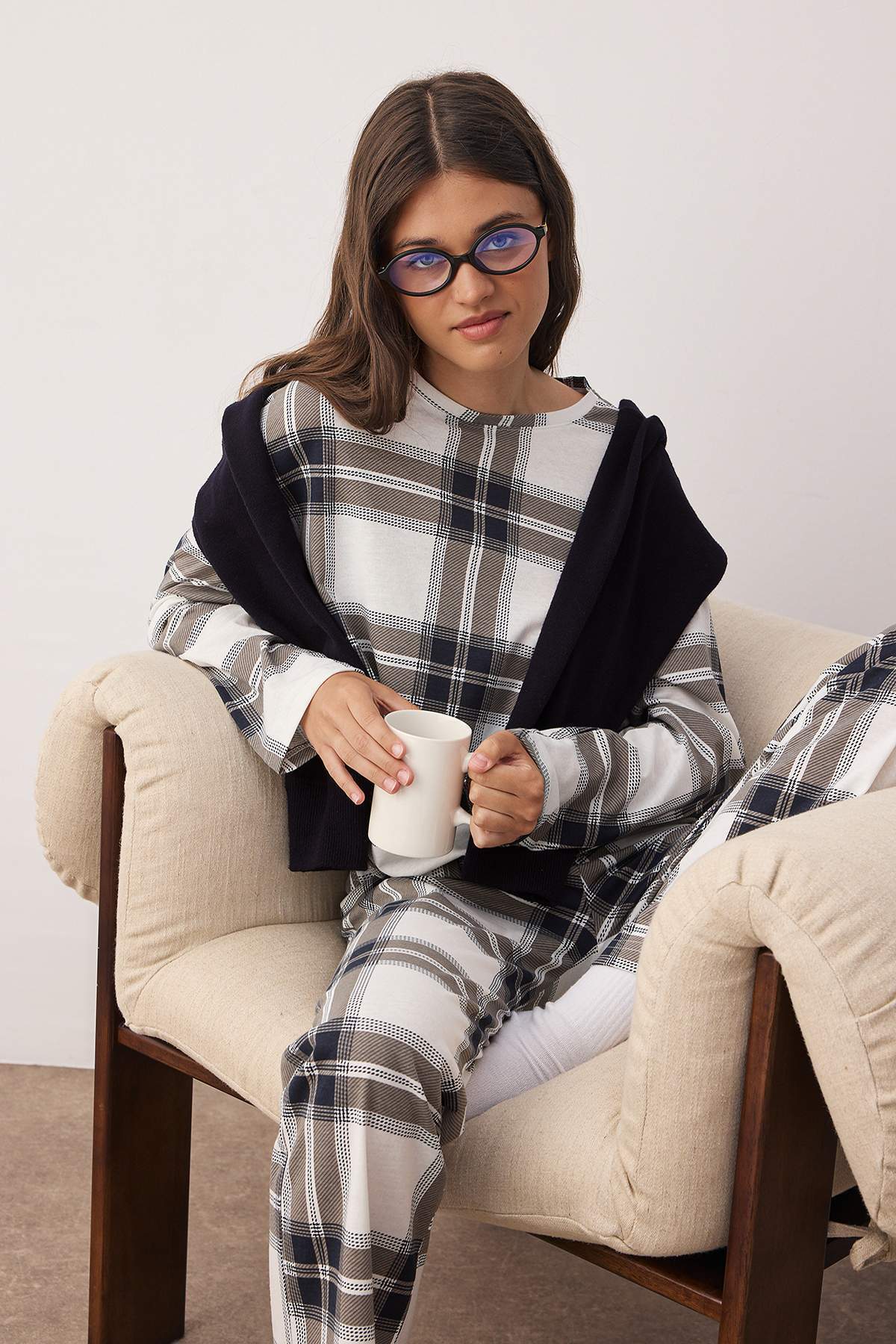 Trendyol Collection Schwarz-weiß kariertes Strick-Pyjama-Set THMAW26PT00046