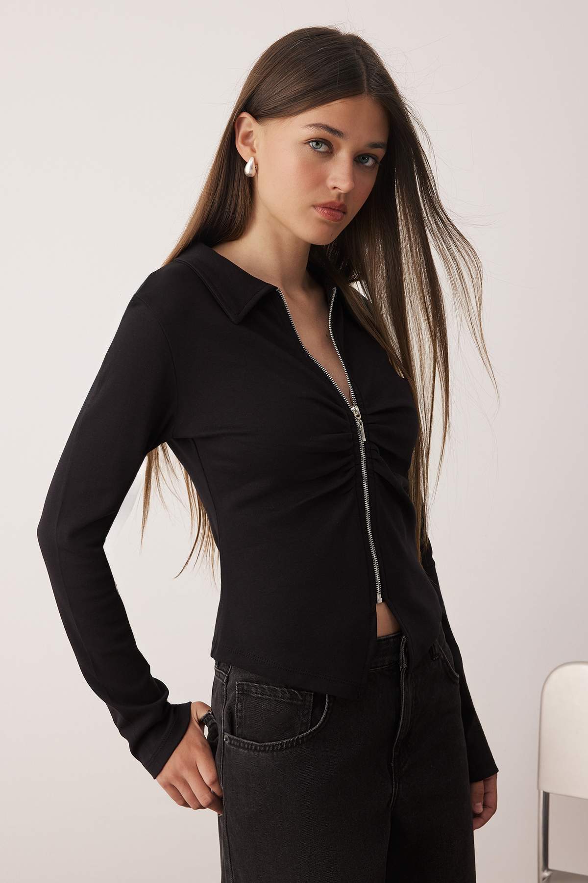 Trendyolmilla  Siyah Polo Yaka Fermuarlı Büzgülü Vücuda Oturan Esnek Örme Bluz TWOAW26BZ00169