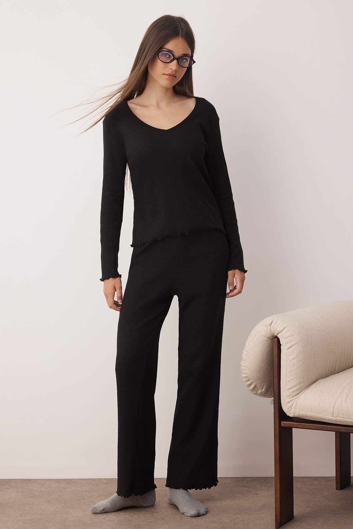 Trendyolmilla  Siyah V Yaka Baby Overloklu Yumuşak Tuşe Fırçalı Kışlık Fitilli Örme Pijama Takımı THMAW26PT00011 - Görsel 2