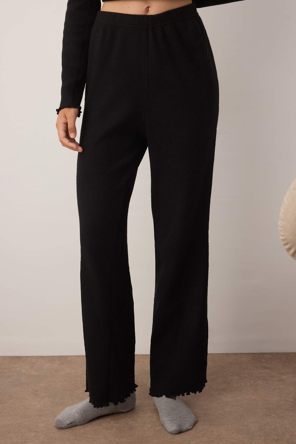 Trendyolmilla  Siyah V Yaka Baby Overloklu Yumuşak Tuşe Fırçalı Kışlık Fitilli Örme Pijama Takımı THMAW26PT00011 - Görsel 5