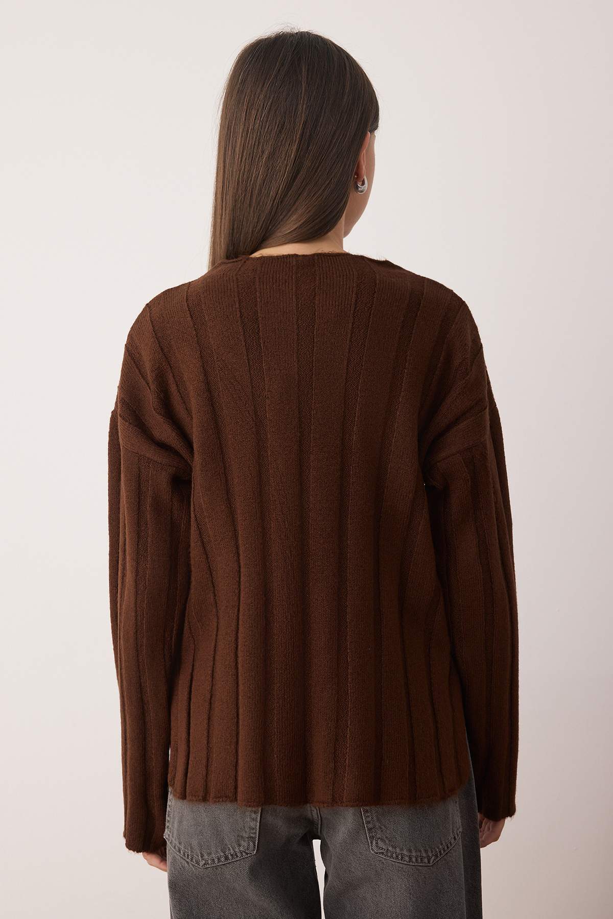 Trendyolmilla  Kahverengi Yumuşak Dokulu Geniş Kalıp Triko Kazak TWOAW26KZ00177 - Görsel 4