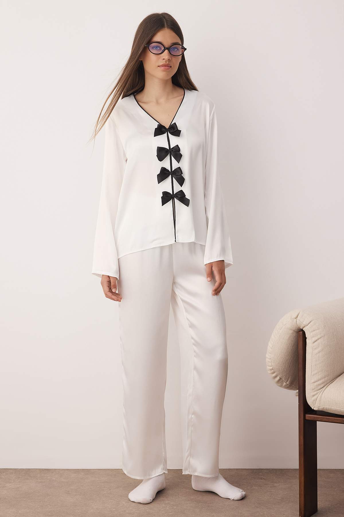 Trendyolmilla  Beyaz Kurdele/Fiyonklu ve Biyeli Saten Dokuma Pijama Takımı THMAW26PT00006