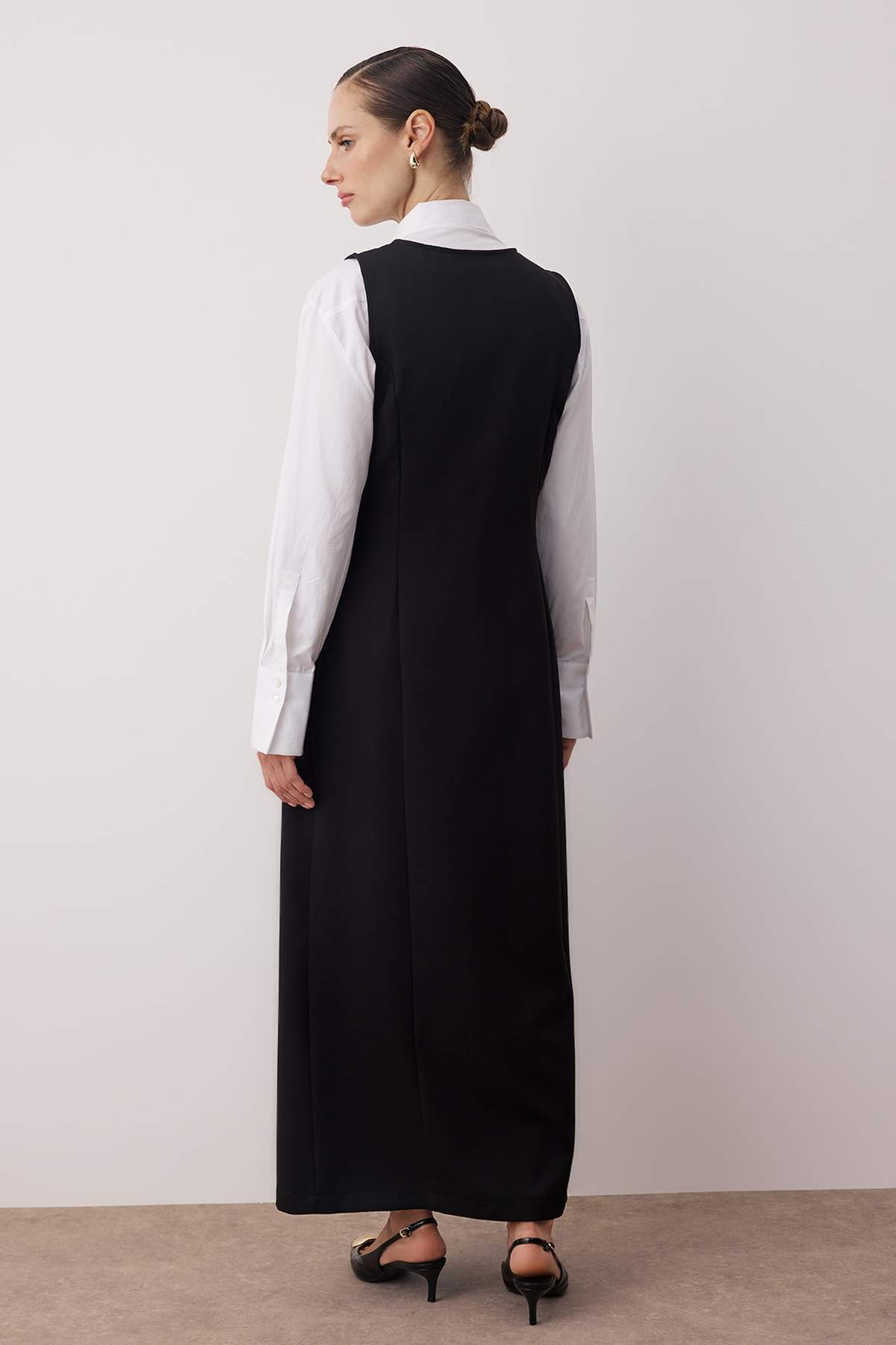 Trendyol Modest Czarna sukienka z tkaniny żakardowej z detalami w postaci złotych guzików TCTAW26EB00019
