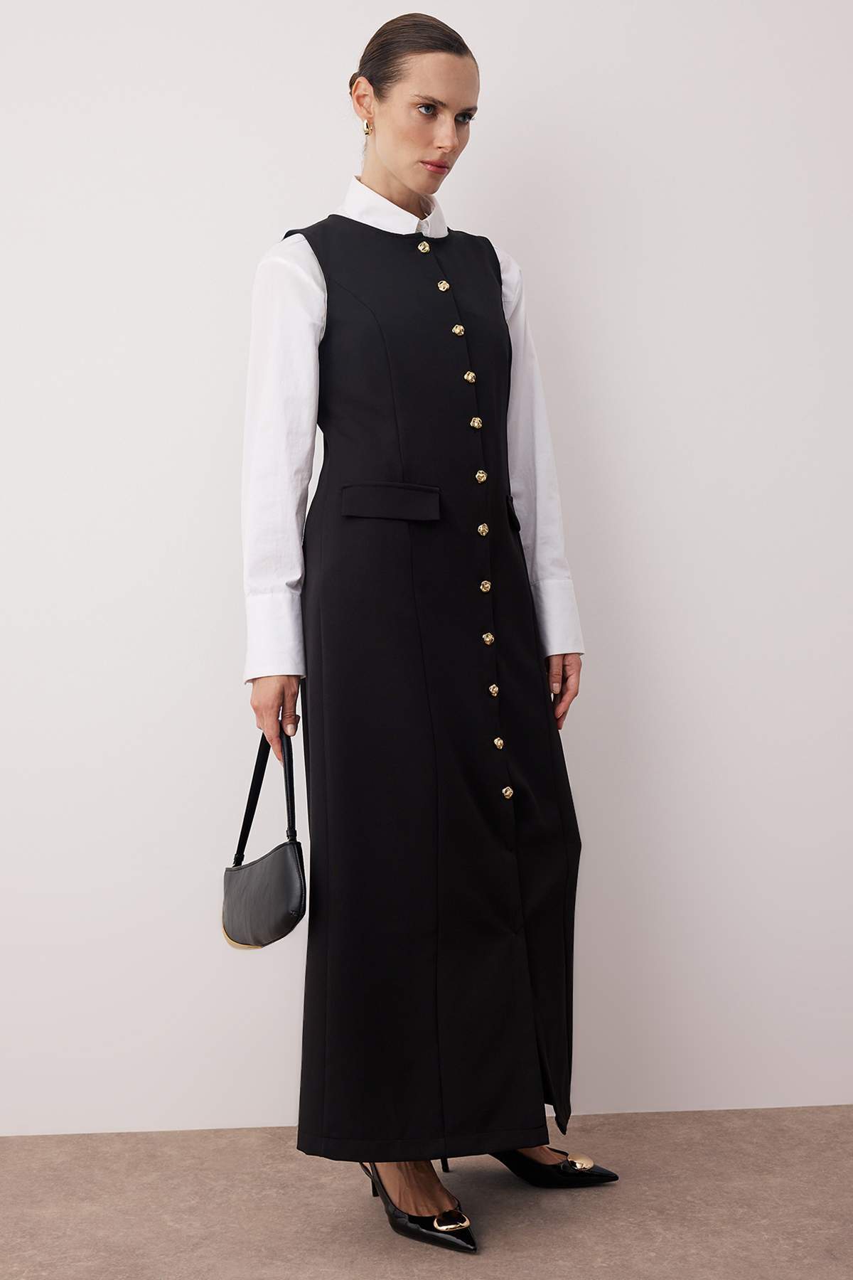 Trendyol Modest Czarna sukienka z tkaniny żakardowej z detalami w postaci złotych guzików TCTAW26EB00019