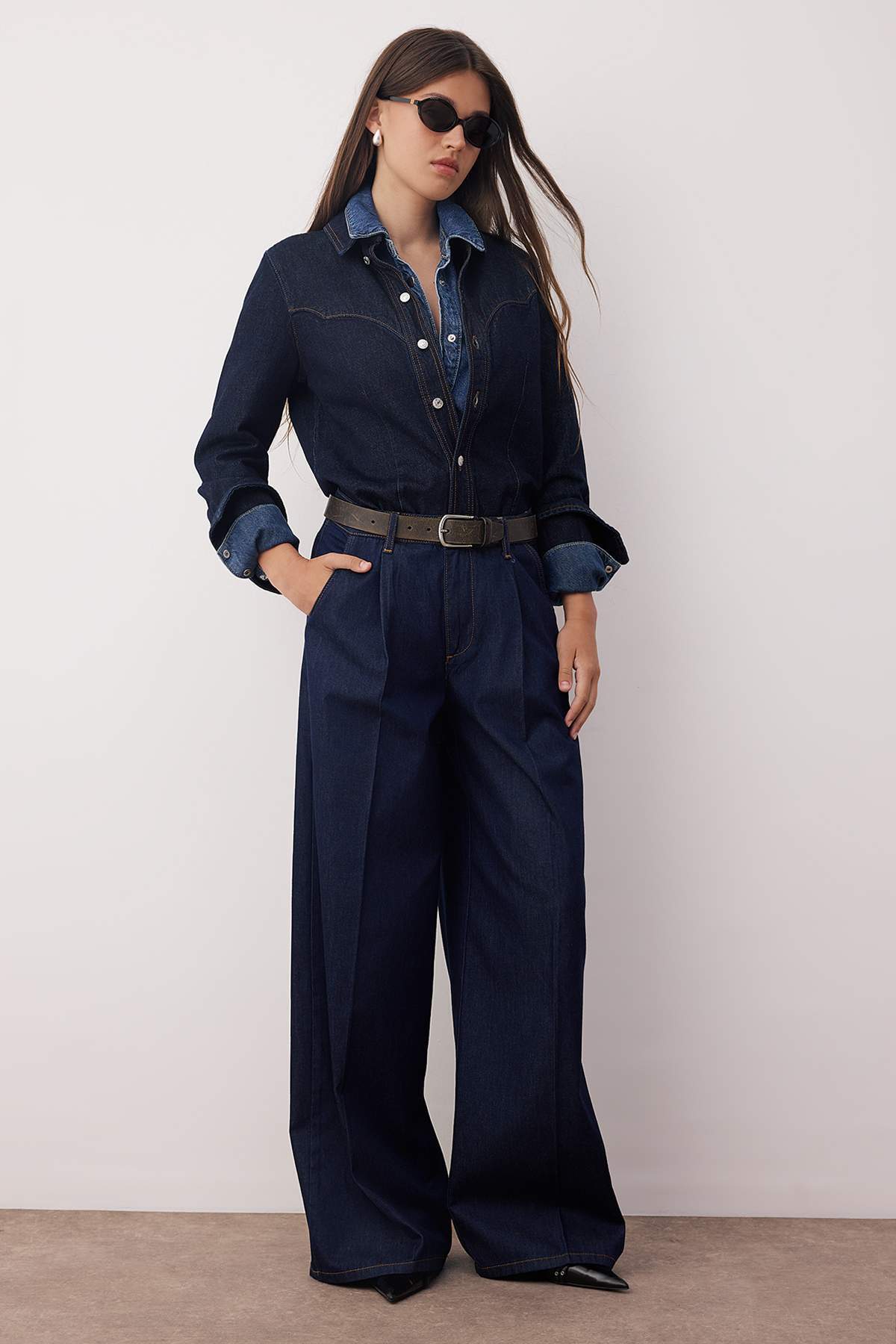 Trendyol Collection Tmavě modré plisované džíny se standardním pasem a širokými nohavicemi TWOAW26JE00008