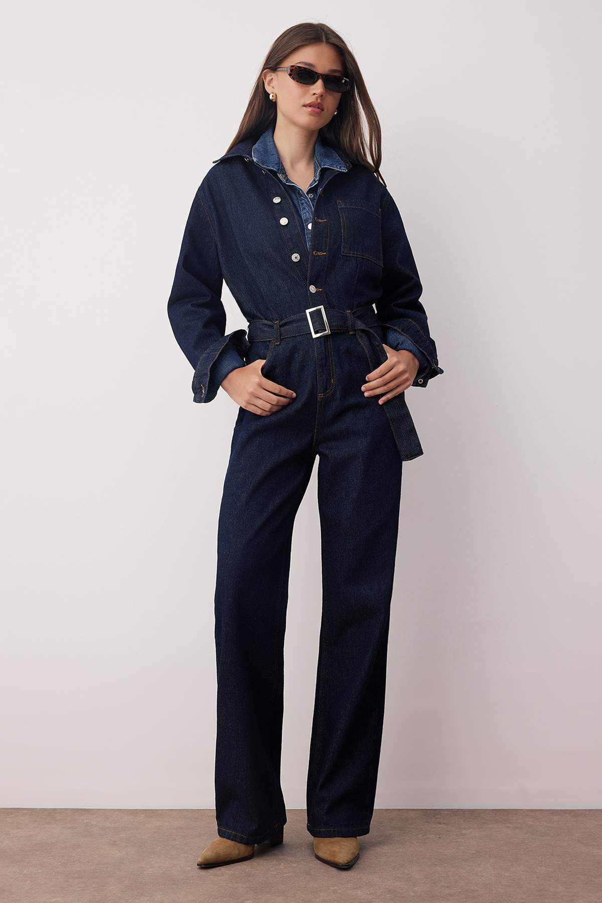 Kolekcia Trendyol Tmavomodrý džínsový overal s širokými nohavicami a oblúkom ...
