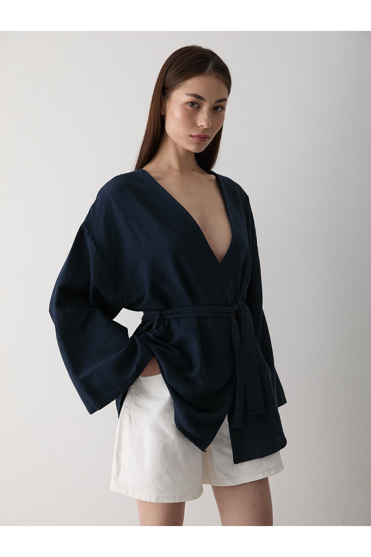 Laluvia Námornícka modrá kimono s detailným opaskom a gombíkmi - 005