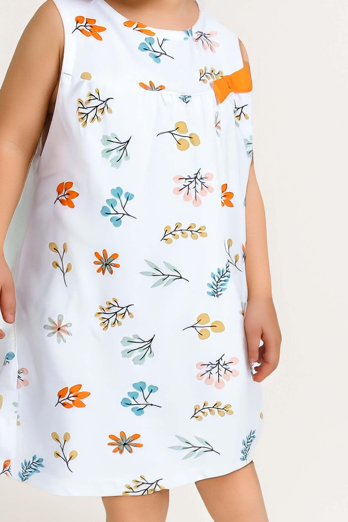 Kyron Kız Çocuk Çiçek Desenli Kolsuz Yazlık Elbise - Beyaz, Renkli Çiçek Detaylı, Günlük ve Rahat Tasarım fotoğrafı 5 (önizleme)