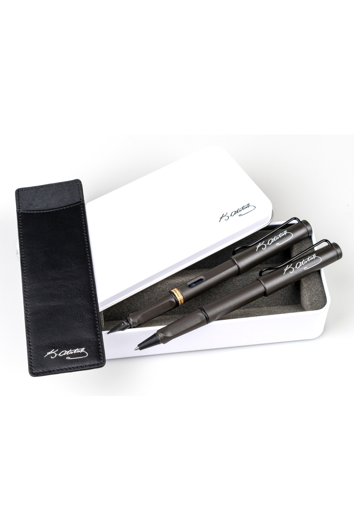 Lamy 2'li Safarı Mat Siyah Dolma&Roller Kalem Atatürk İmzalı Beyaz Metal Kutulu ve Siyah Tekli Deri