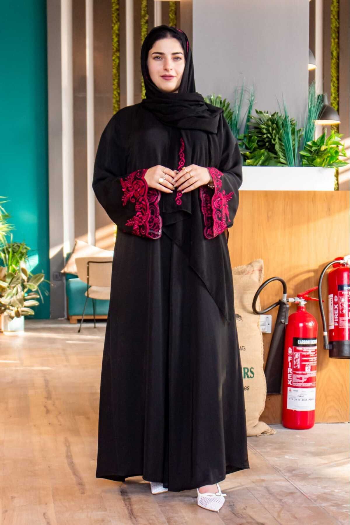 Lyaly aljlabyh-"Fakhama" is a luxurious black abaya with a modern design, decorated with distinctive fuchsia embroidery on the sleeves, for a contemporary and bold look. 1