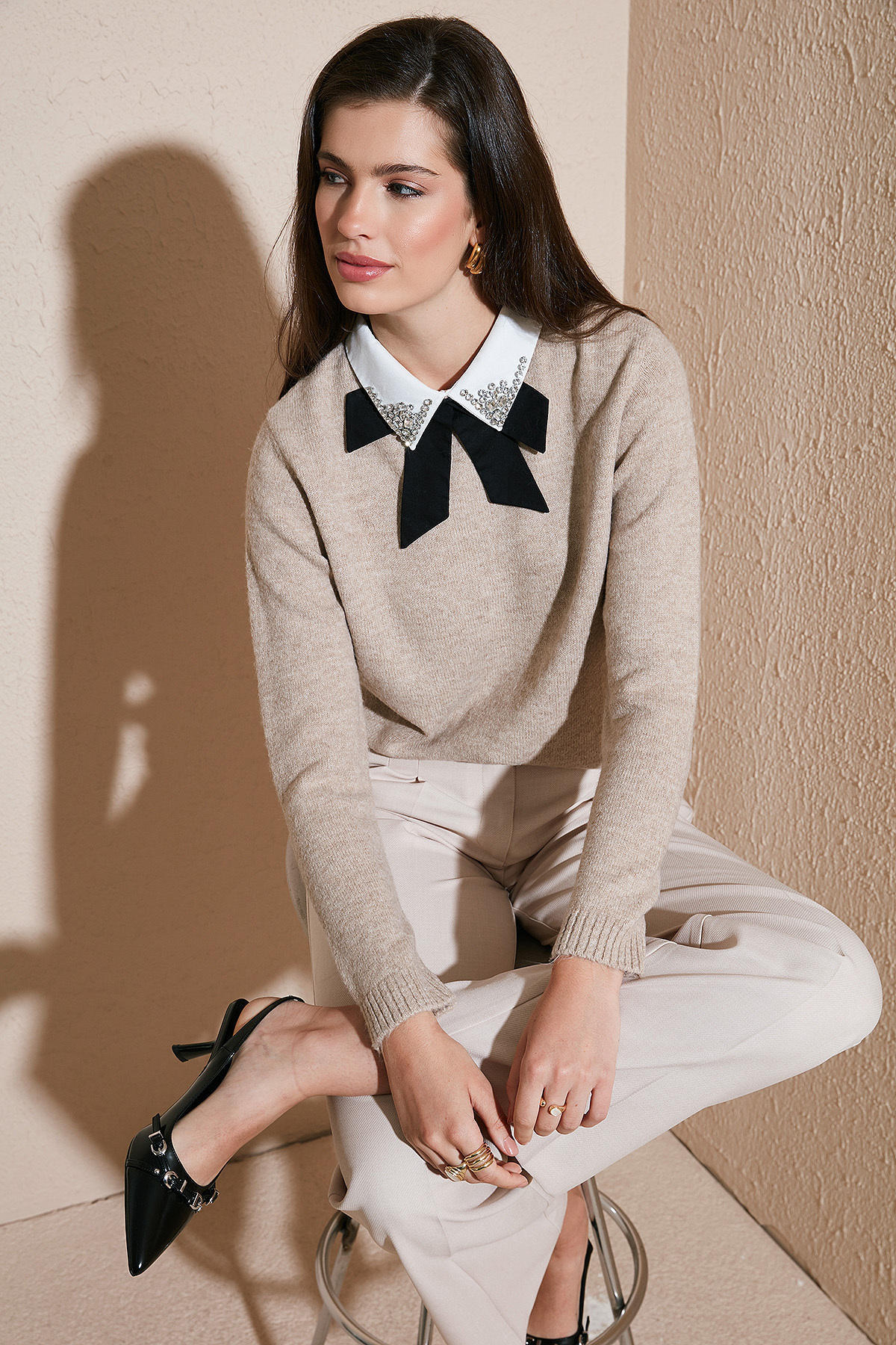 Lela Преміум сорочка з регулярним кроєм, м'яким коміром, бантиком і каменями KAZAK 680KZ0003