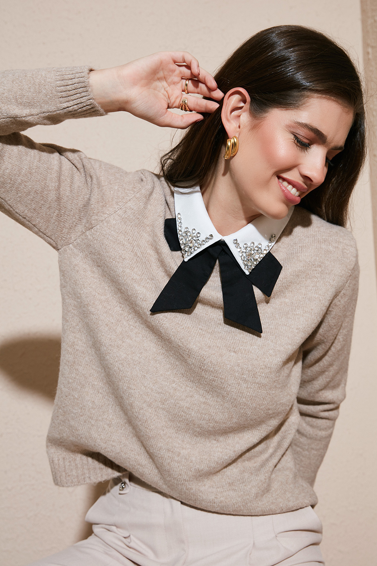 Lela Преміум сорочка з регулярним кроєм, м'яким коміром, бантиком і каменями KAZAK 680KZ0003