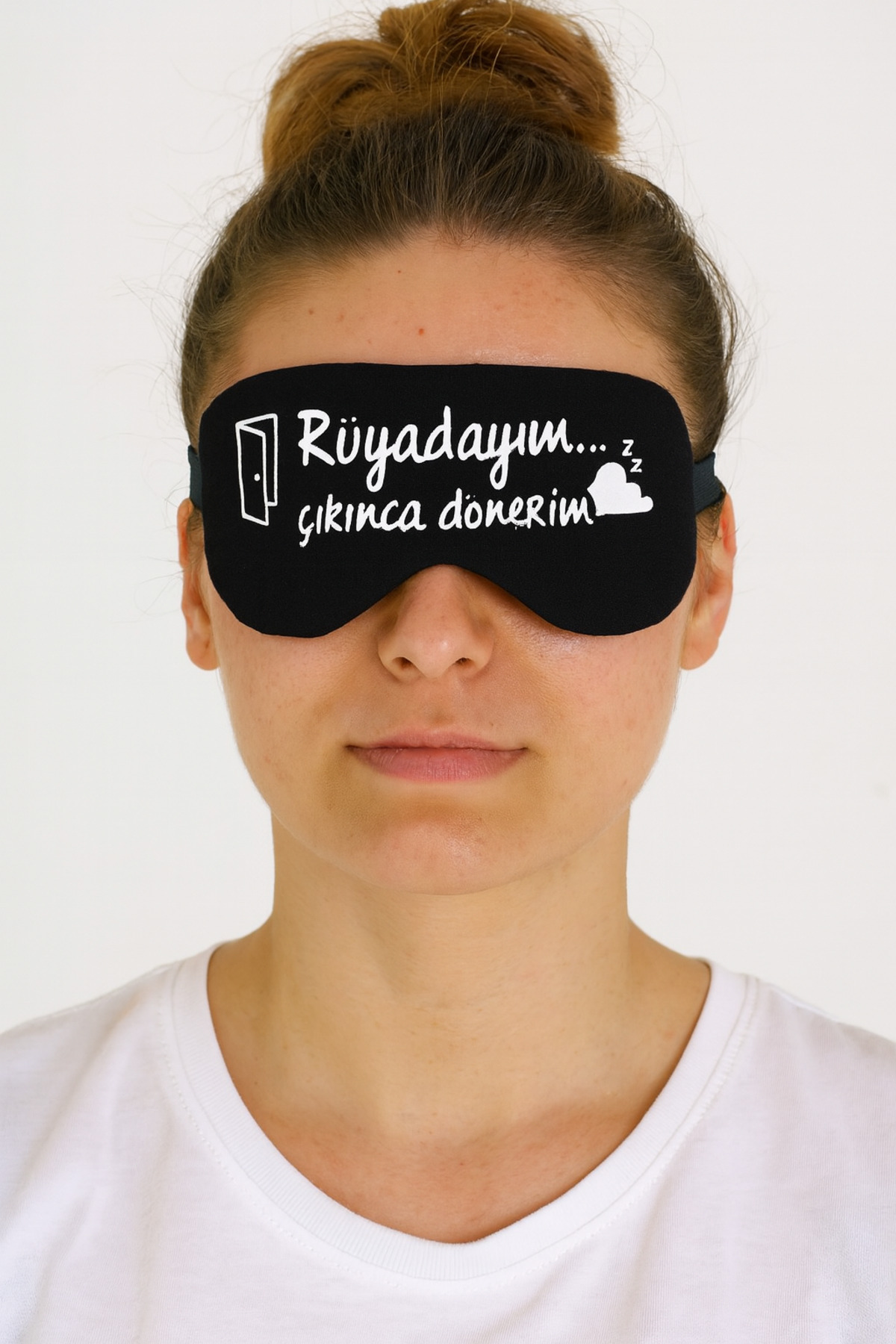 BeyzHal Siyah Baskılı Uyku Bandı – “Rüyadayım, Çıkınca Dönerim” – Işık Geçirmez, Yumuşak ve Konforlu