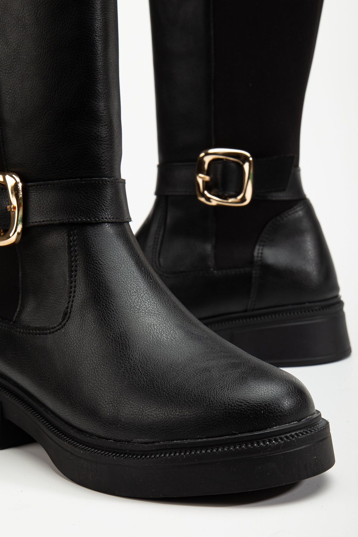 RİSSOLİ Női fekete matt bőrű csizma csatos részletekkel és rugalmas háttal