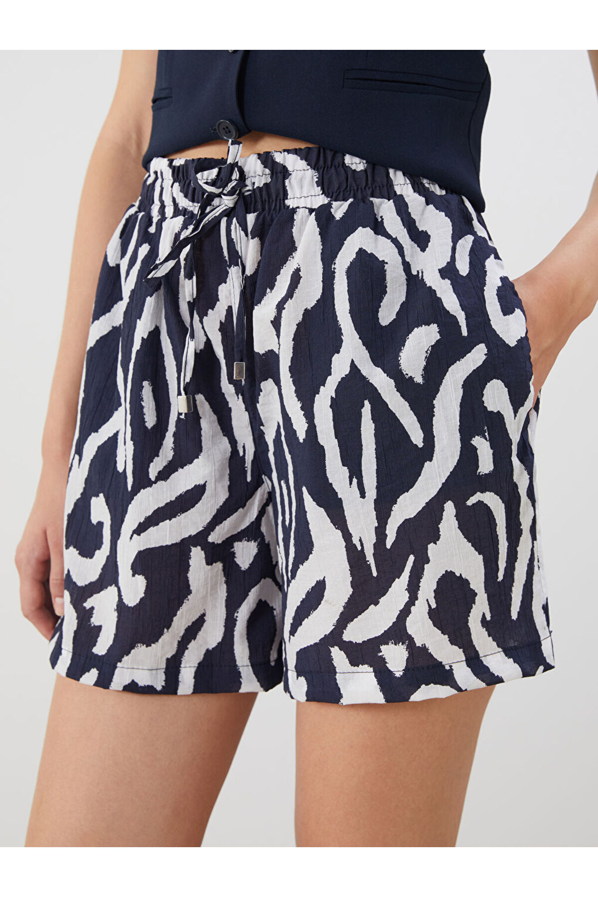 LC Waikiki-Sparkling Selections from Shining Store |   Patterned Women's Shorts with Elastic Waistband 4