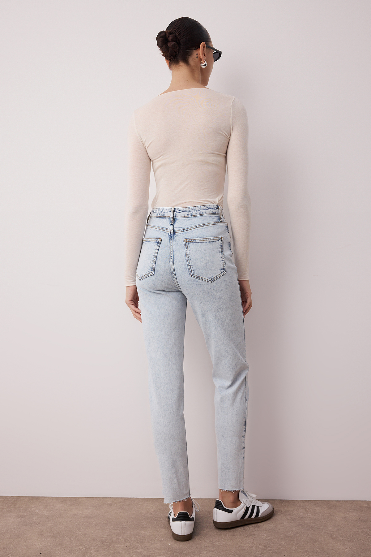 Trendyolmilla  Açık Mavi Yüksek Bel Mom Comfort Jeans TWOSS25JE00279 - Görsel 4