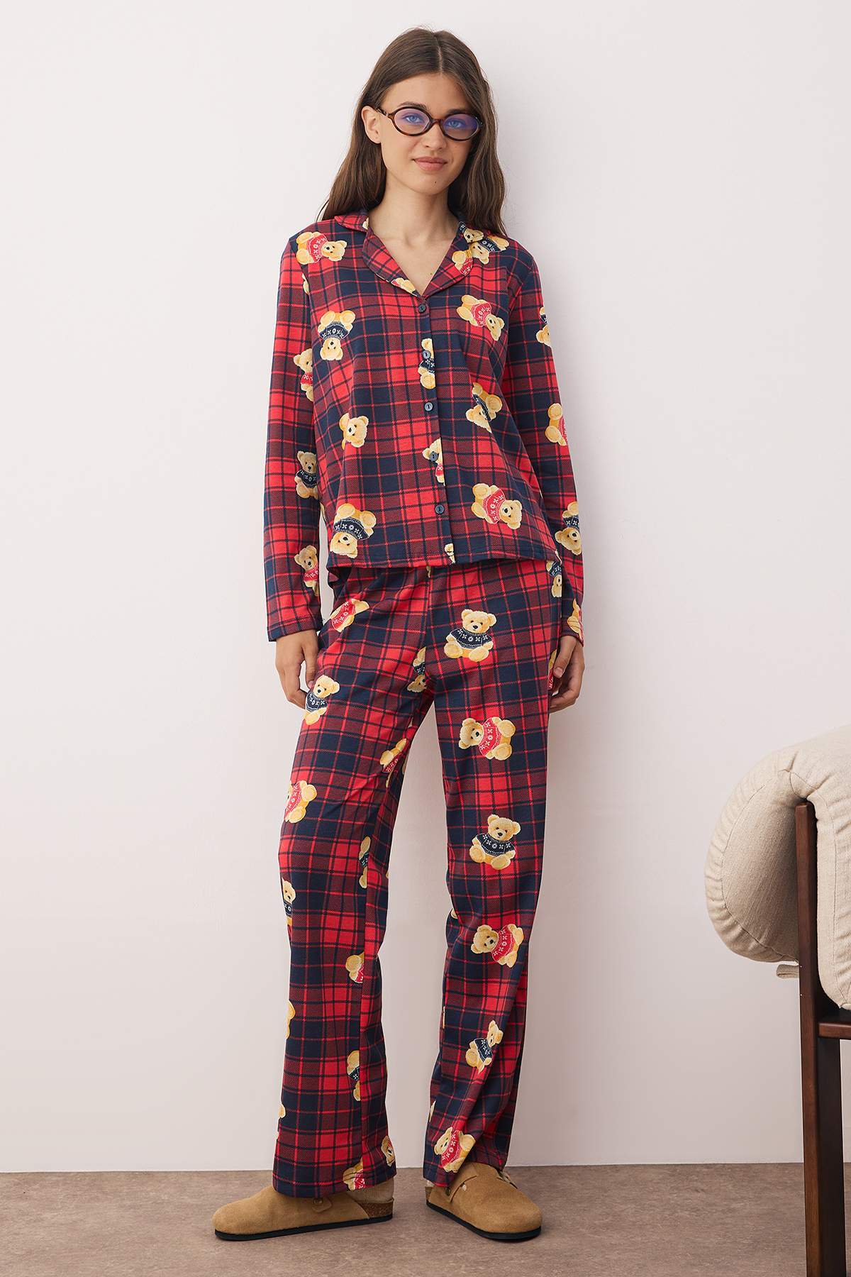 Trendyolmilla Lacivert-Kırmızı Ekoseli Ayıcık Desenli Örme Pijama Takımı THMAW26PT00049