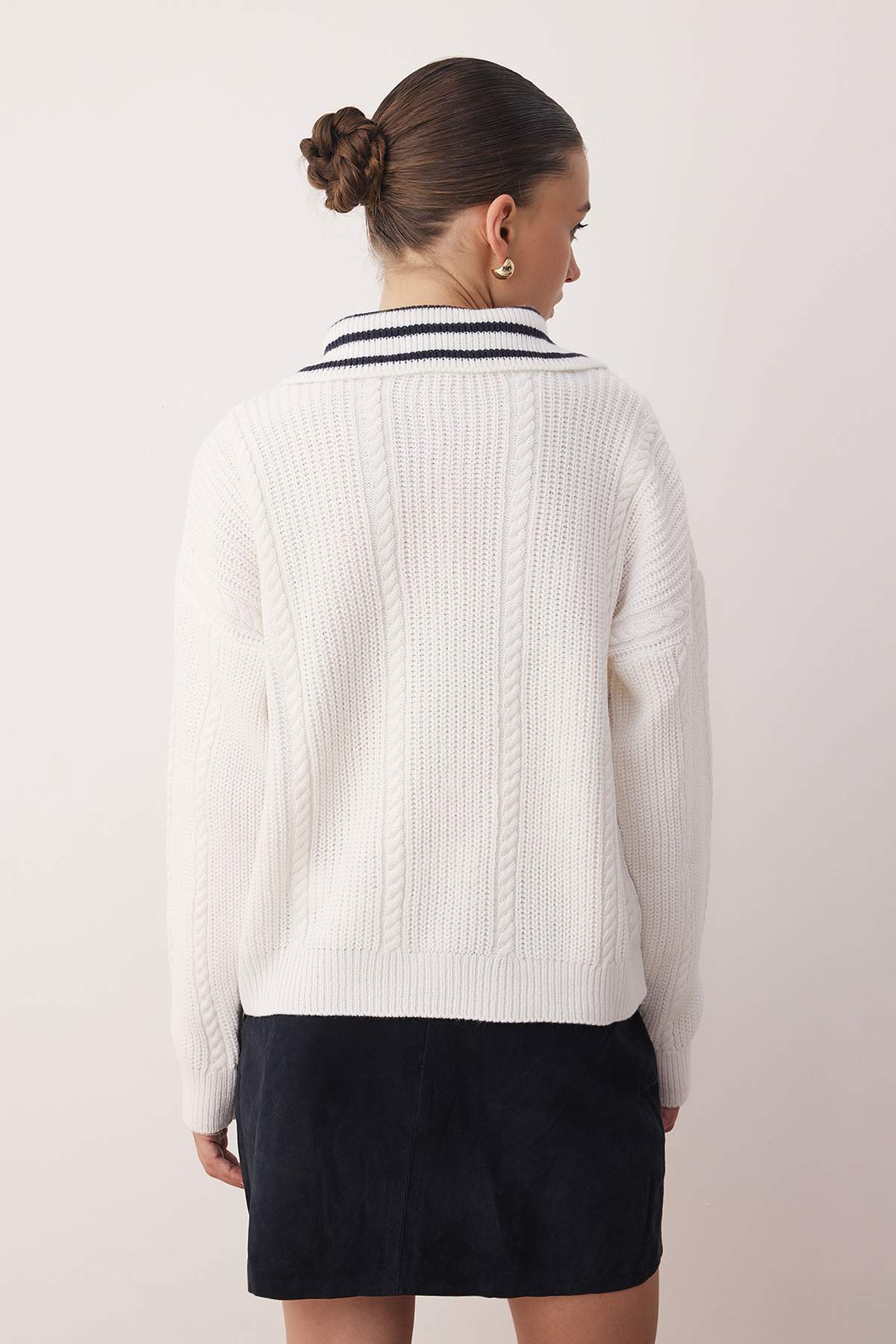 Trendyolmilla  Ekru Saç Örgülü Geniş Kalıp Devrik Yaka Triko Kazak TWOAW26KZ00120 - Görsel 4