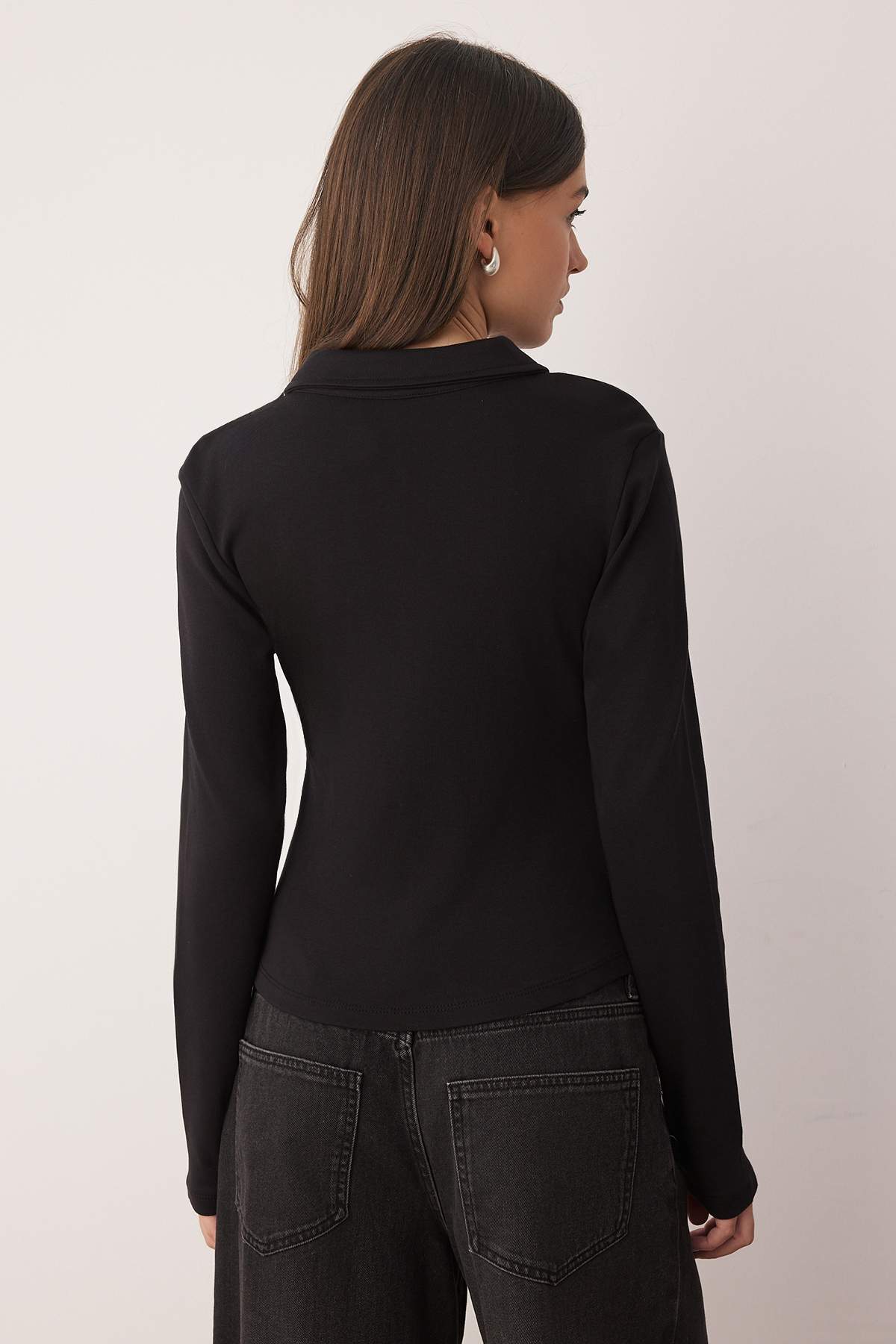 Trendyolmilla  Siyah Polo Yaka Fermuarlı Büzgülü Vücuda Oturan Esnek Örme Bluz TWOAW26BZ00169 - Görsel 4