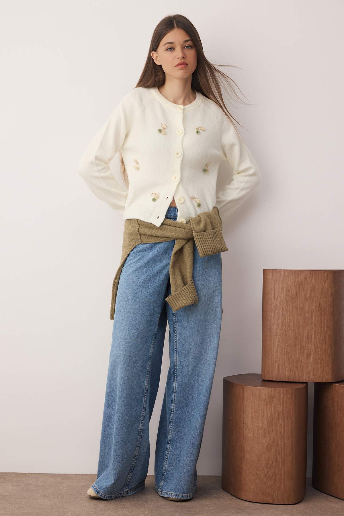 Trendyolmilla  Ekru Bisiklet Yaka Kiraz Aksesuar Detaylı Triko Hırka TWOAW26HI00141 - Görsel 2