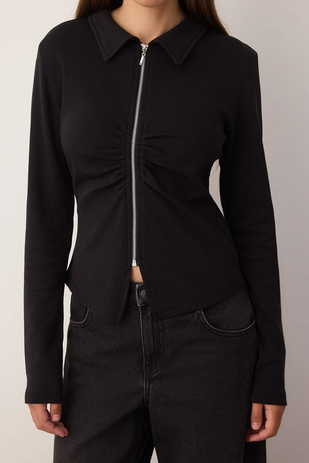 Trendyolmilla  Siyah Polo Yaka Fermuarlı Büzgülü Vücuda Oturan Esnek Örme Bluz TWOAW26BZ00169 - Görsel 3