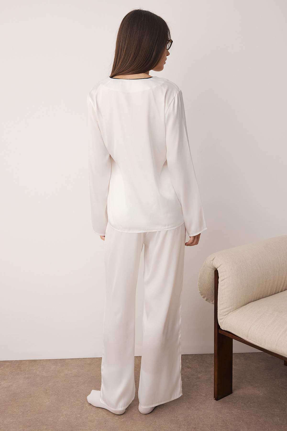 Trendyolmilla  Beyaz Kurdele/Fiyonklu ve Biyeli Saten Dokuma Pijama Takımı THMAW26PT00006 - Görsel 4
