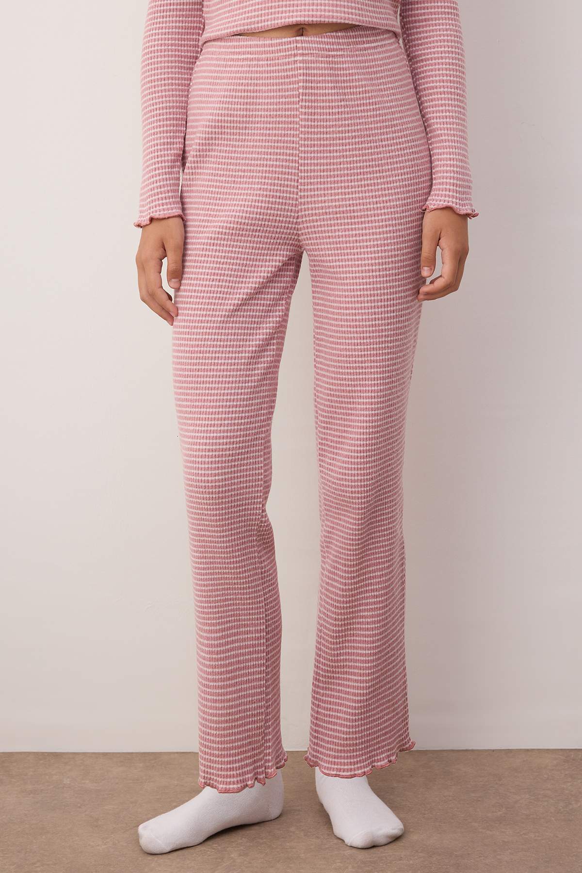 Trendyolmilla  Pembe Çizgili Dantel Detaylı Fitilli Yumuşak Tuşe Kışlık Örme Pijama Takımı THMAW26PT00056 - Görsel 4