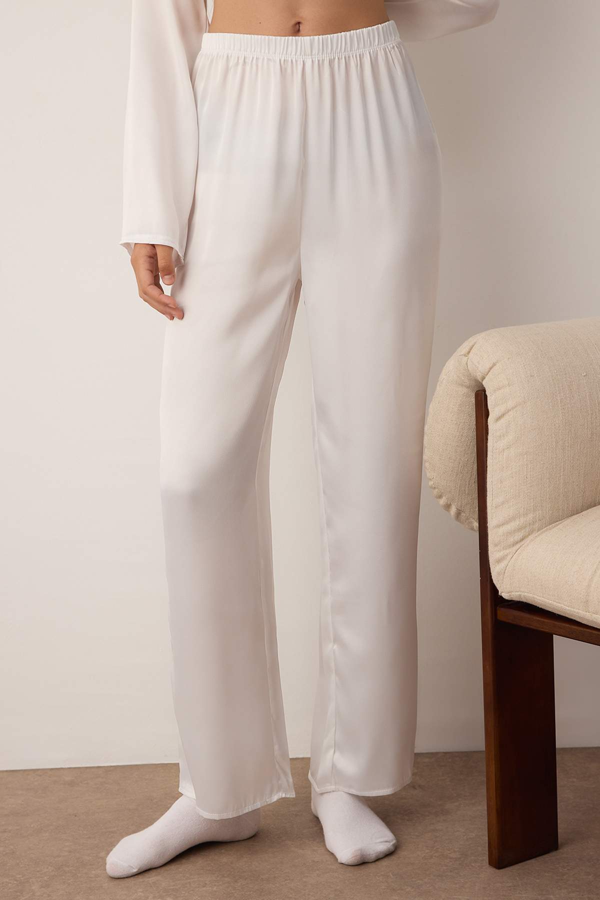 Trendyolmilla  Beyaz Kurdele/Fiyonklu ve Biyeli Saten Dokuma Pijama Takımı THMAW26PT00006 - Görsel 3