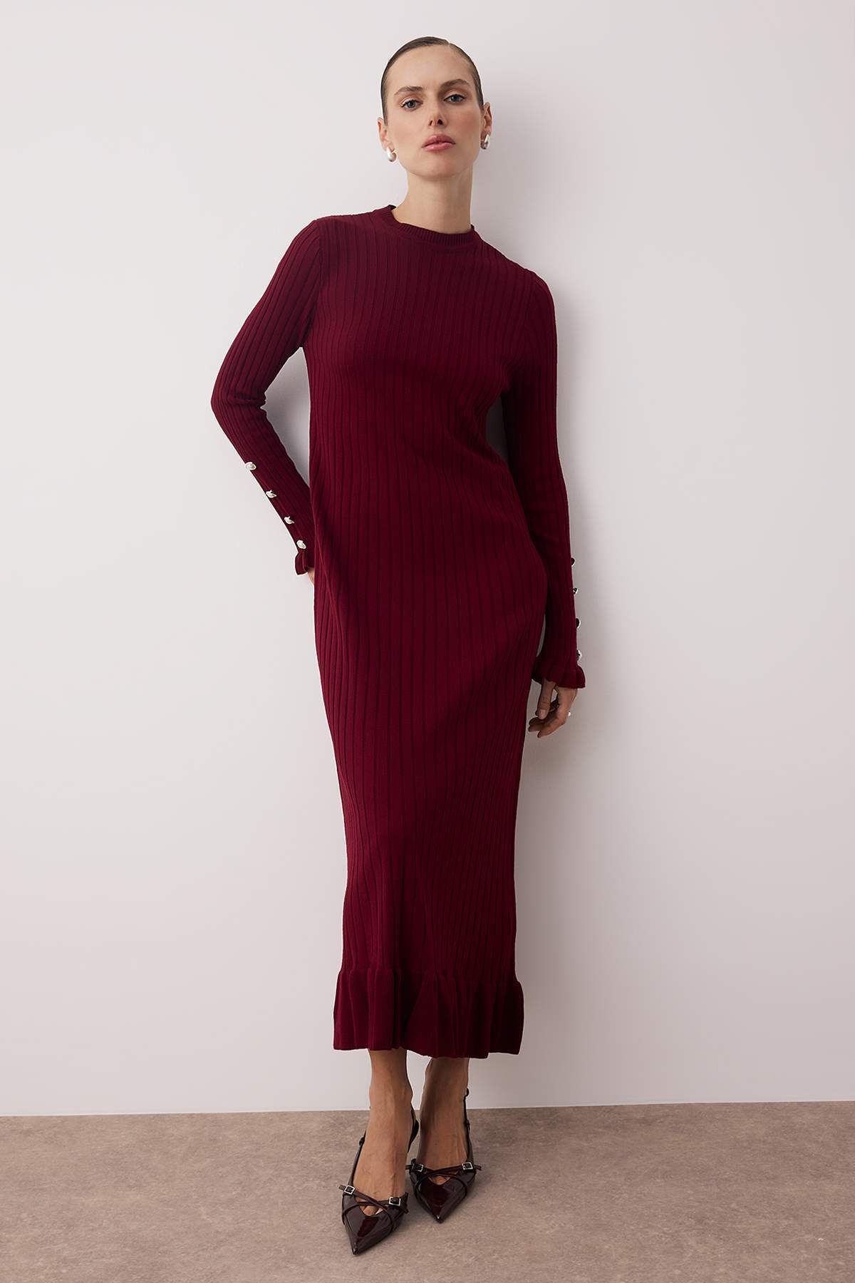 Trendyol Modest Bordowa sukienka z falbanami i dzianiną TCTAW25EB00016