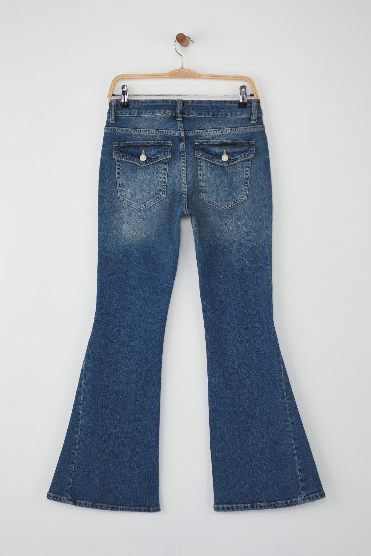 Trendyolmilla  Mavi Dikiş Detaylı Düşük Bel Comfort/Esnek Flare Jeans TWOAW26JE00043 - Görsel 6