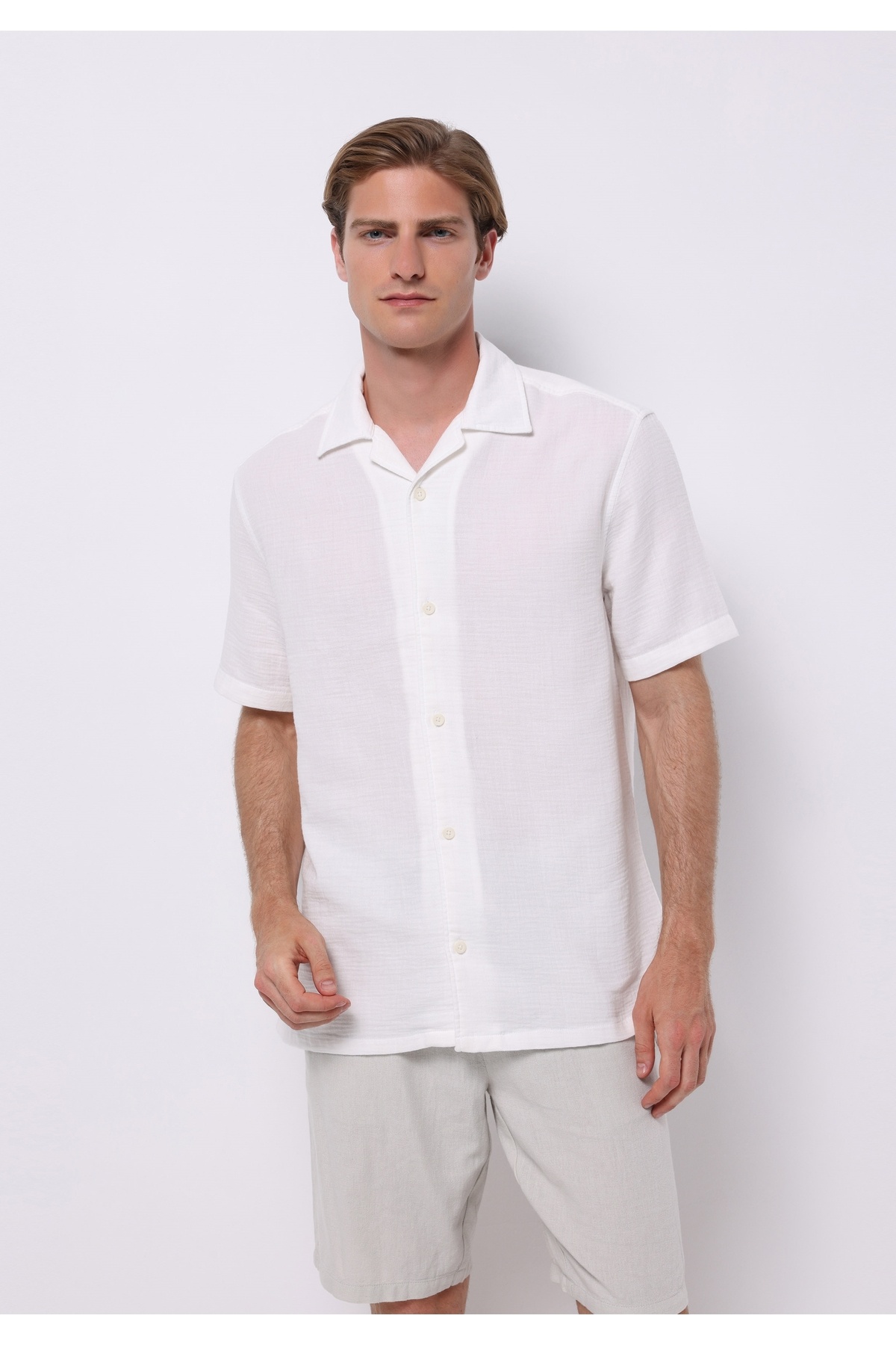 کالینز پیراهن آستین کوتاه مردانه طرح ژاکارد یقه گرد راحتی سفید