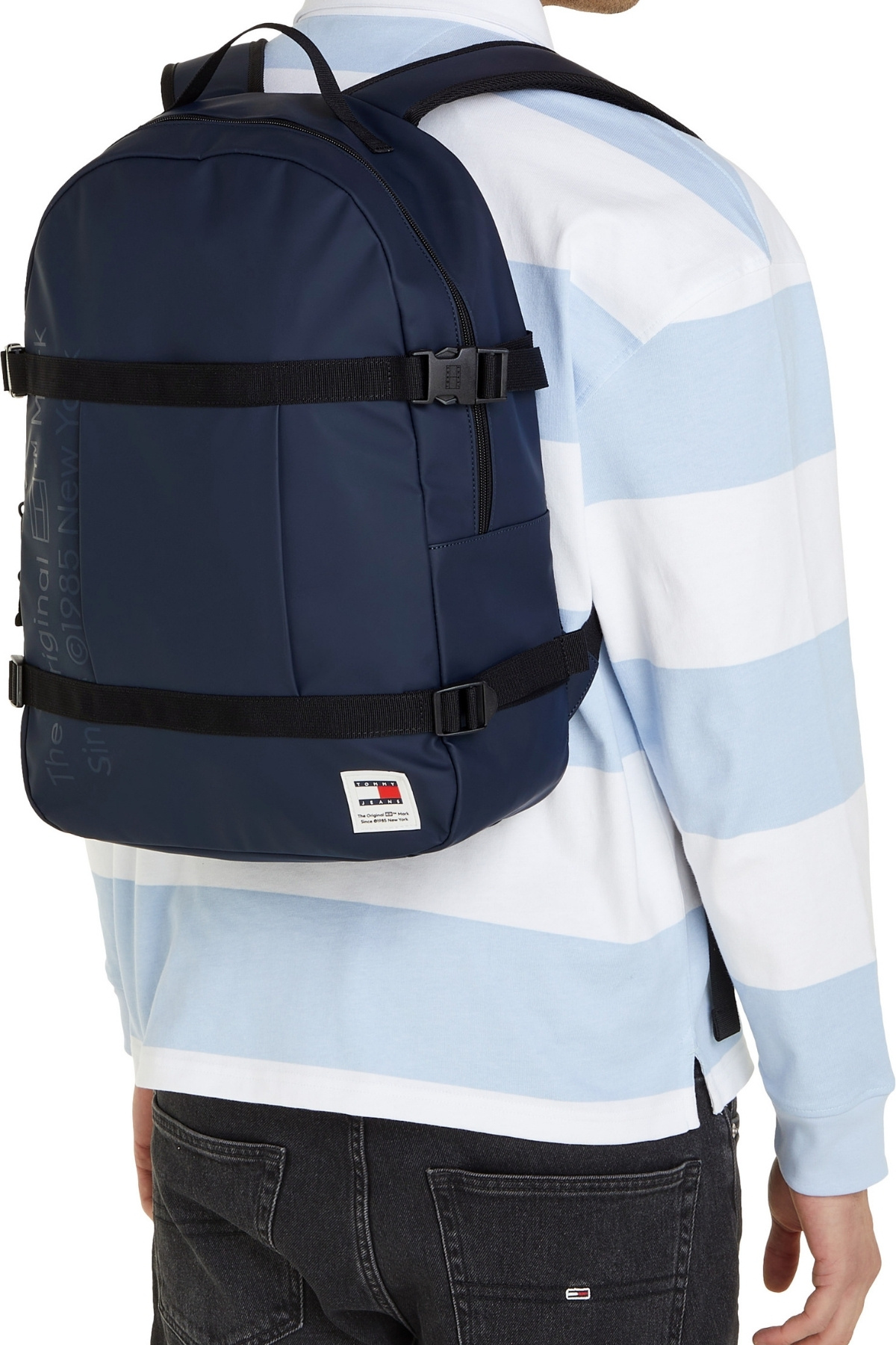 Tommy Hilfiger-حقيبة ظهر من الجلد ذات مظهر أنيق تحمل شعار العلامة التجارية للجنسين مناسبة للاستخدام اليومي باللون الأزرق الداكن 5