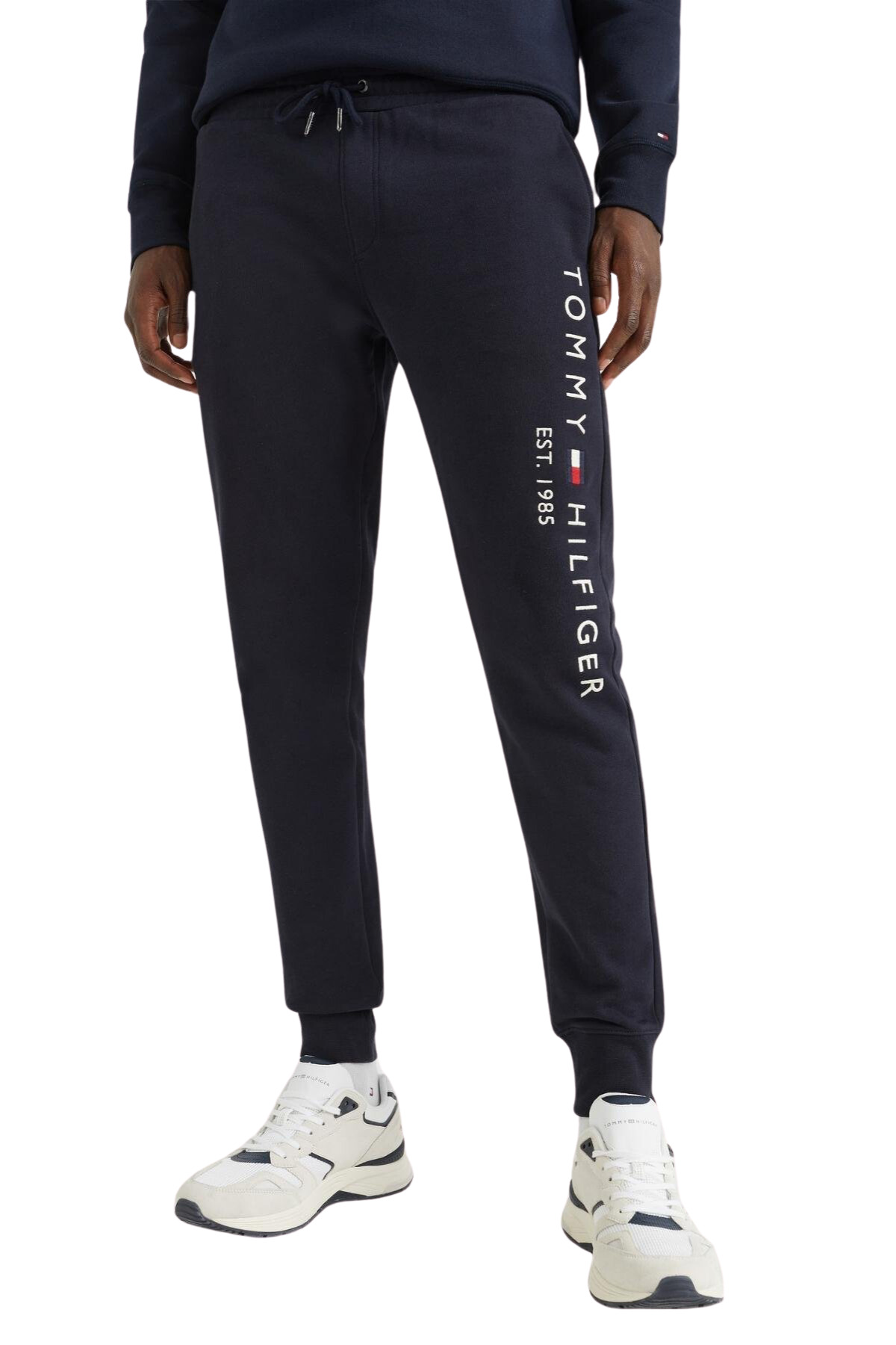 تامی هیلفیگر تی‌شرت مردانه طرح برند از جنس پنبه ارگانیک، کمر کشی، دو جیب کناری و یک جیب پشتی