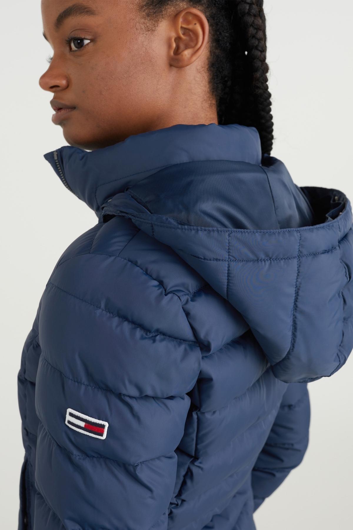 Tommy Hilfiger  Kadın Marka Bayrak Logolu Sabit Kapüşonlu Kapitone Dolgulu Lacivert Mont DW0DW08588 C - Görsel 6