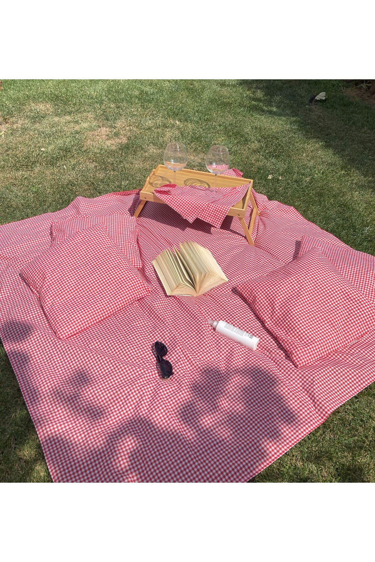 KaHoCo-Picnic Set Pitikare Red Tablecloth and 4 Cushions Picnic Set (Service Table Is Not Included) 3