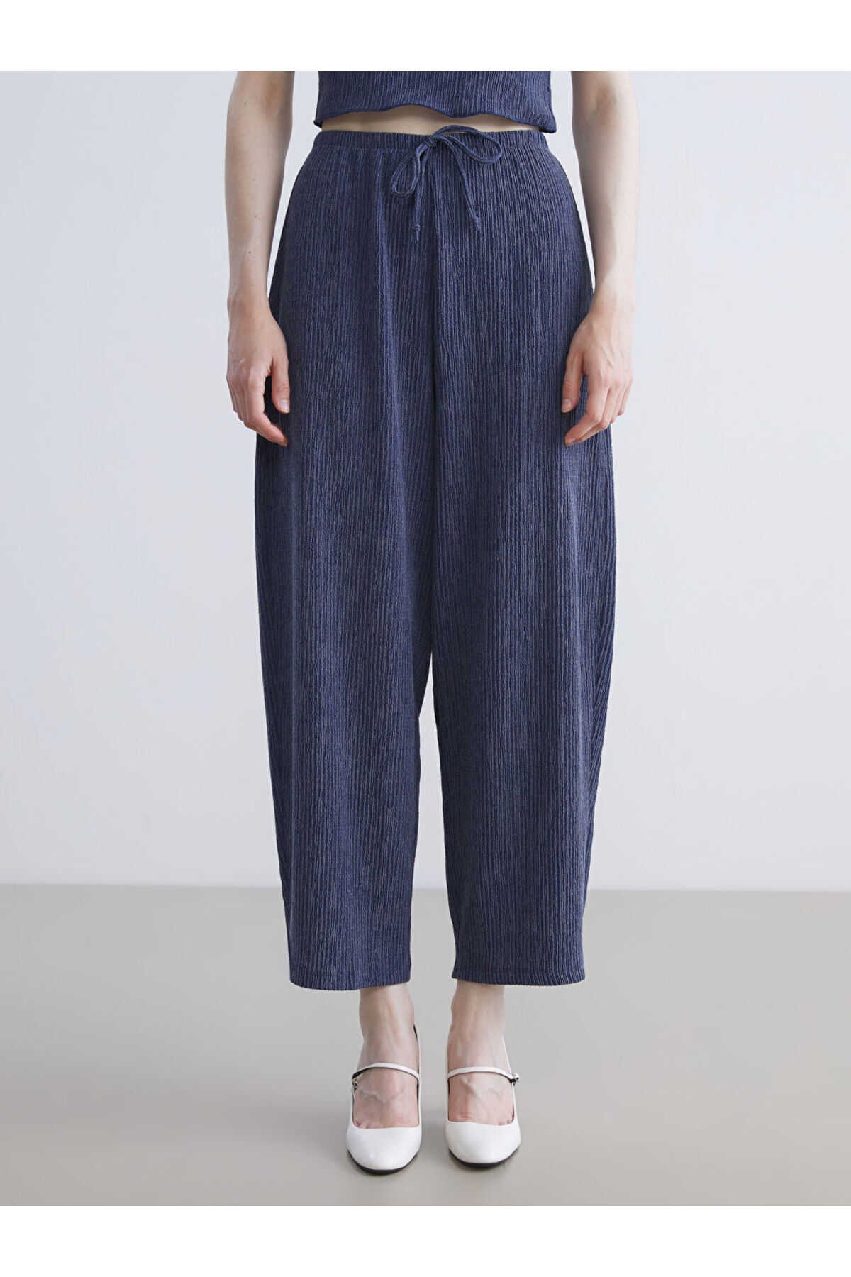 LC Waikiki-Create Your Style from Uzg Store |   Textured Women's Trousers with Elastic Waist 3