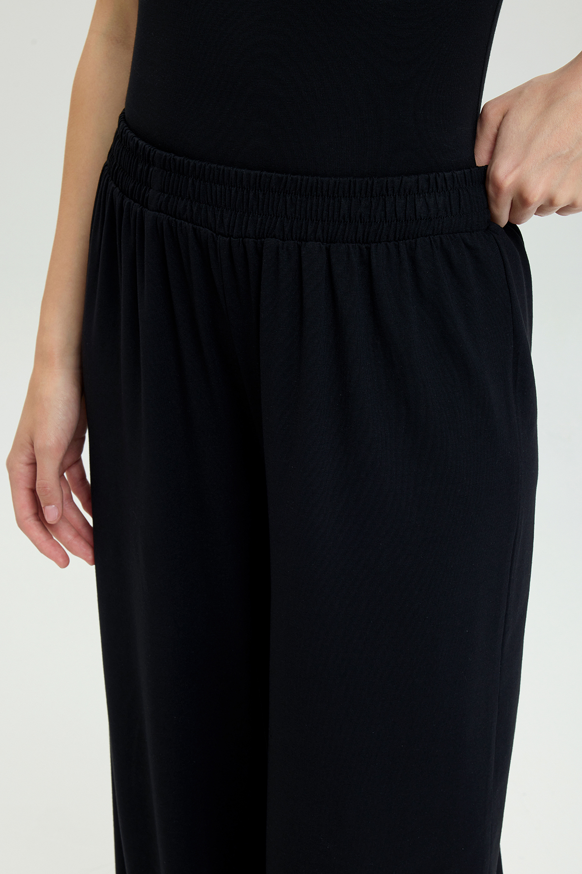 SHEISMONO Ultra Soft Düz Kesim Bol Pantolon Siyah görsel 3