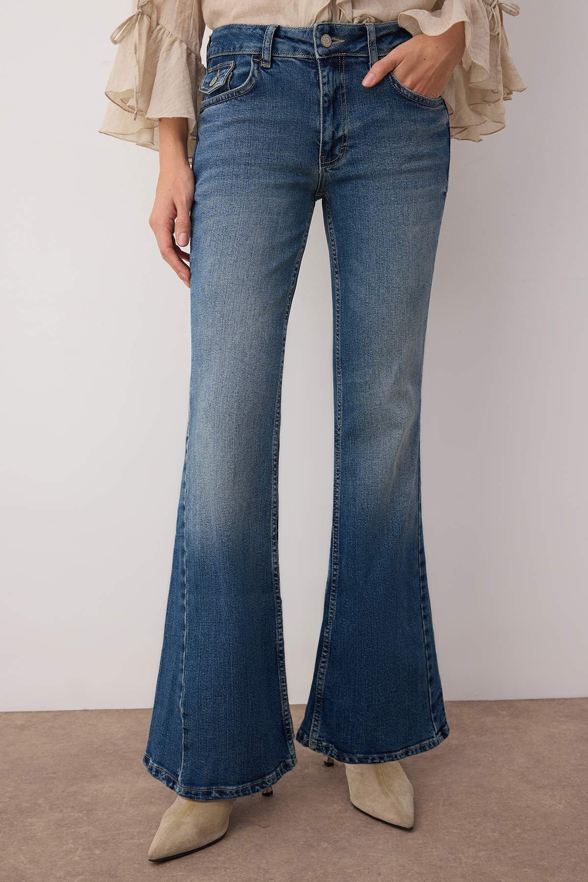 Trendyolmilla  Mavi Dikiş Detaylı Düşük Bel Comfort/Esnek Flare Jeans TWOAW26JE00043 - Görsel 3