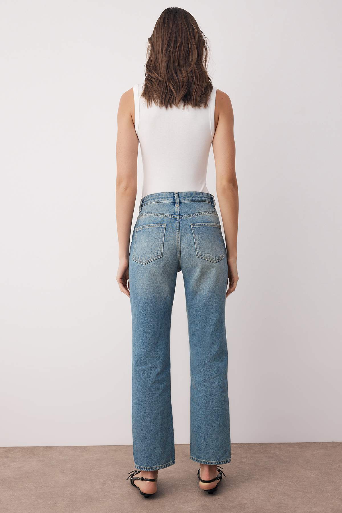 Trendyol Collection Blaue Jeans mit hoher Taille, asymmetrischem Bund und detailliertem Bund, gerader/gerader Schnitt/Röhrenbein TWOAW26JE00132