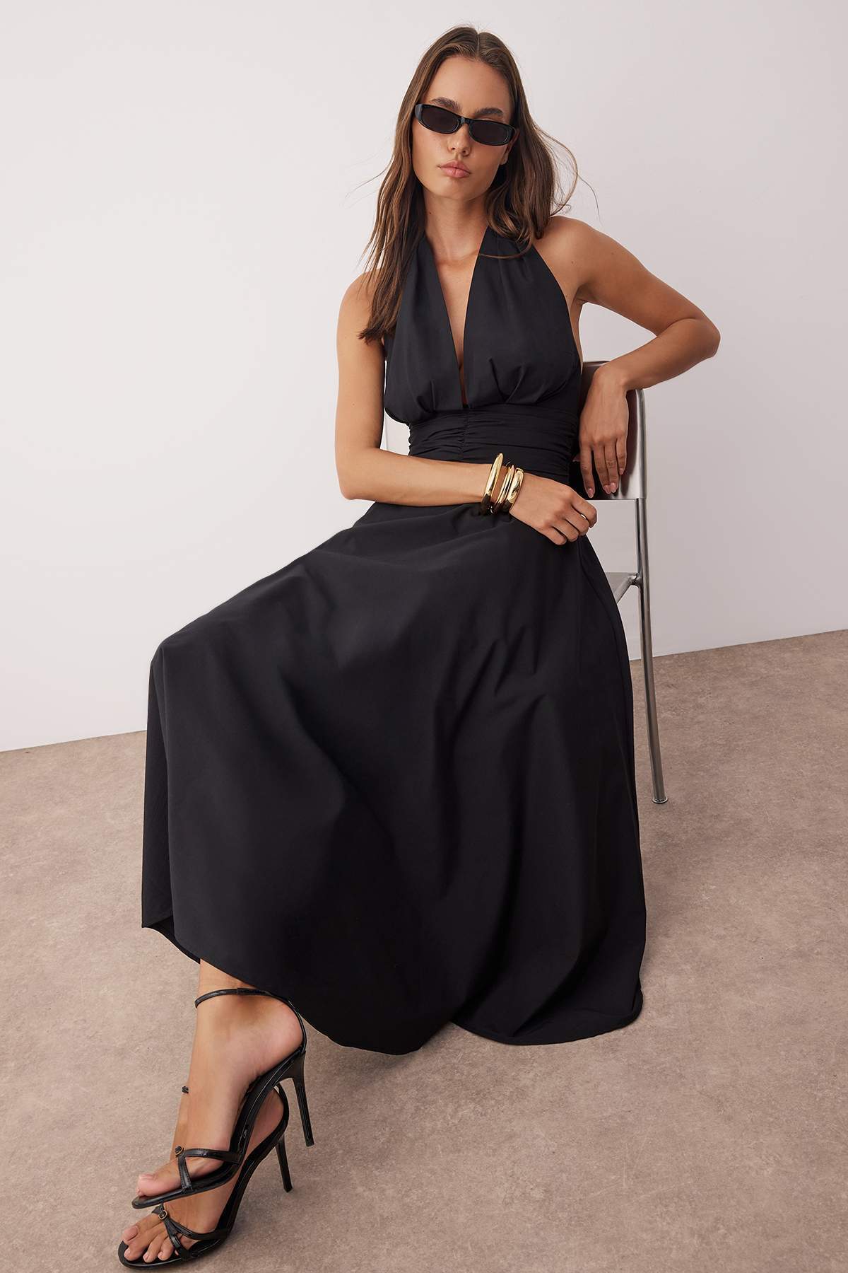 Trendyol Collection Czarna sukienka z dekoltem w szpic, wiązana pod szyją, z podszewką z popeliny TWOSS25EL00890