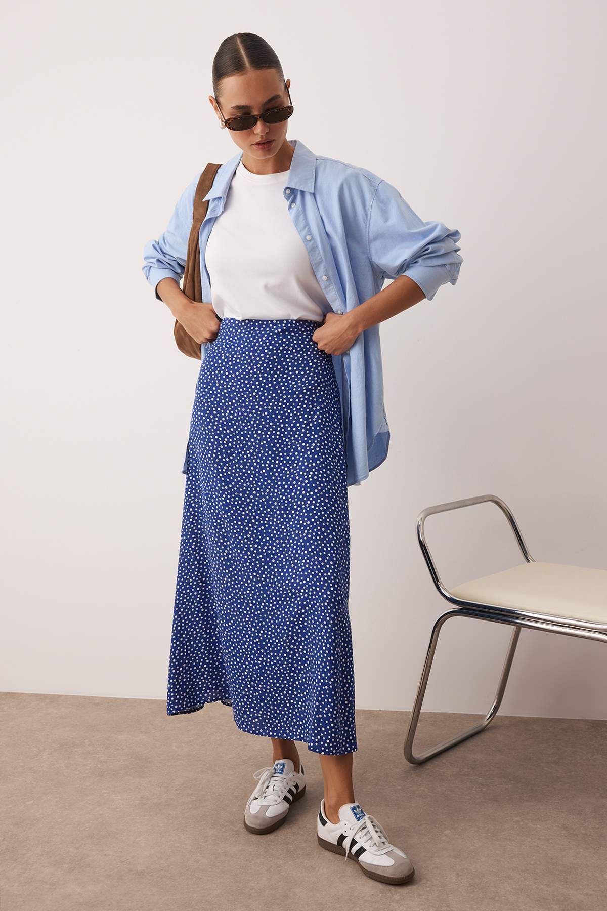 Trendyol Modest-Zvonová tkaná sukně s indigovým puntíkovaným vzorem TCTSS22EE0006 1