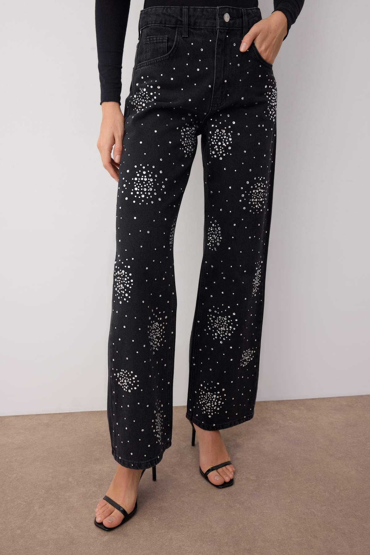 Trendyolmilla  Siyah Yüksek Bel Taş Detaylı Geniş Paça Wide Leg Jeans TWOAW26JE00116 - Görsel 3