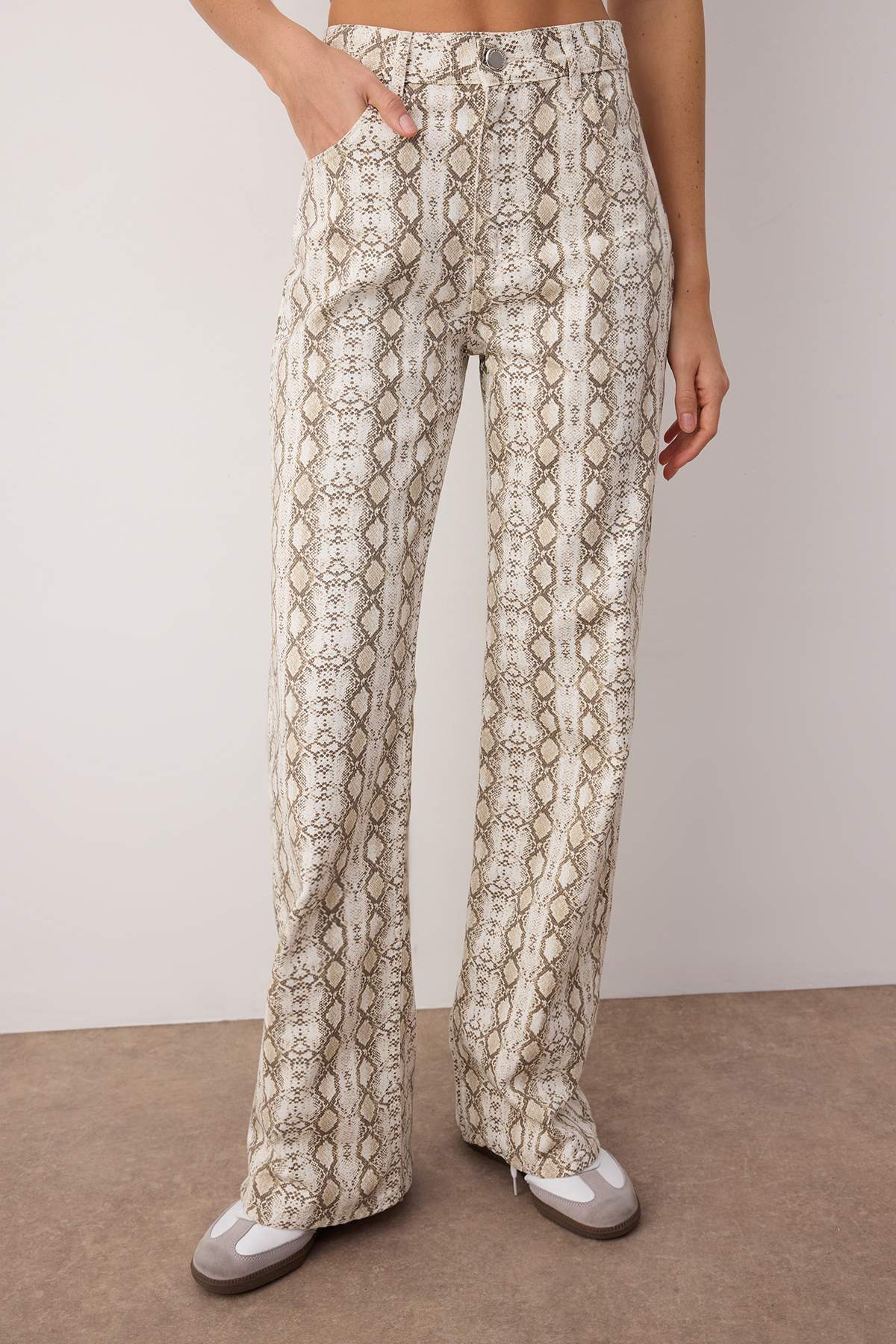 Trendyol Collection Mehrfarbige Jeans mit hohem Bund und weitem Bein mit Schlangenmuster TWOAW26JE00136