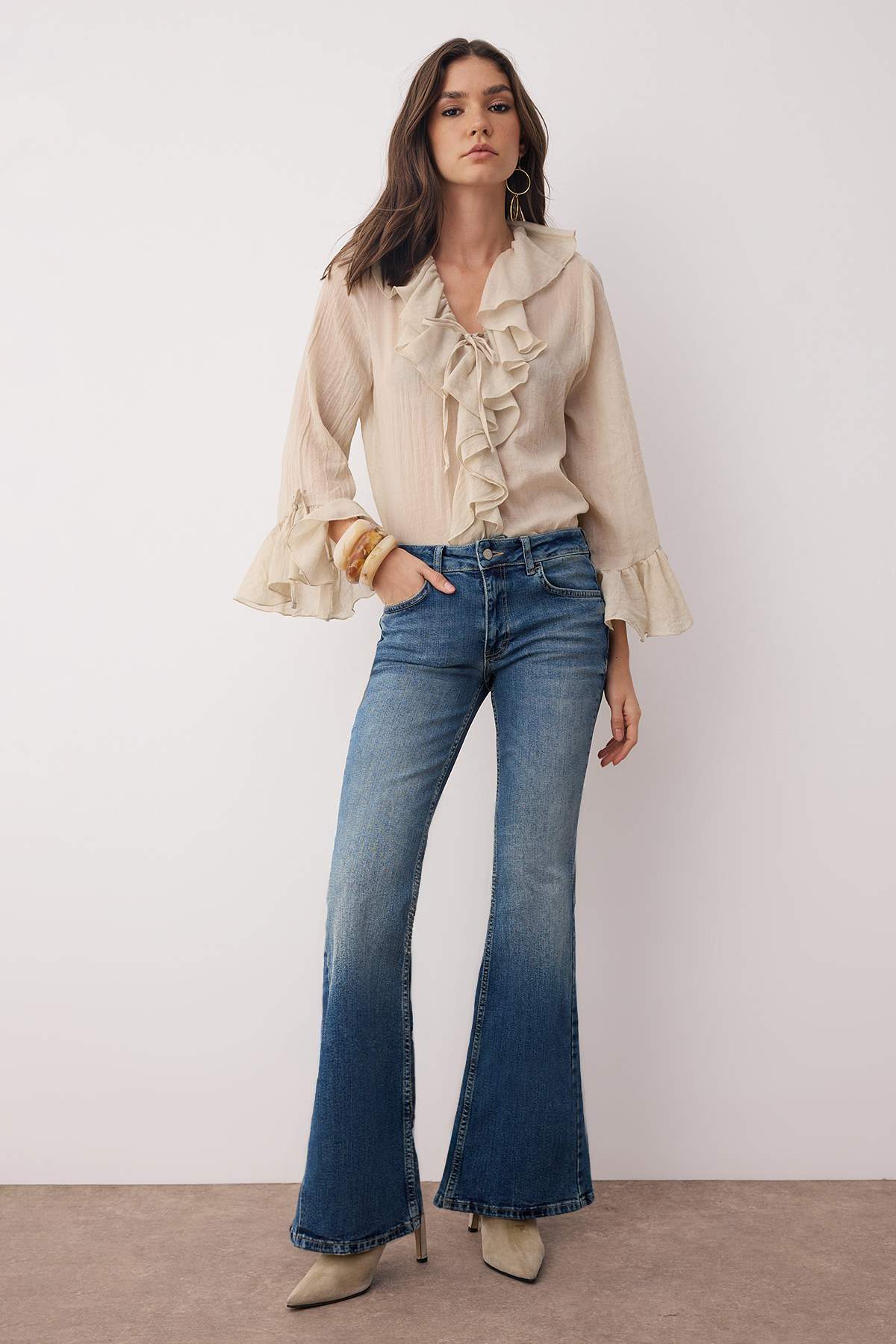 Trendyolmilla  Mavi Dikiş Detaylı Düşük Bel Comfort/Esnek Flare Jeans TWOAW26JE00043