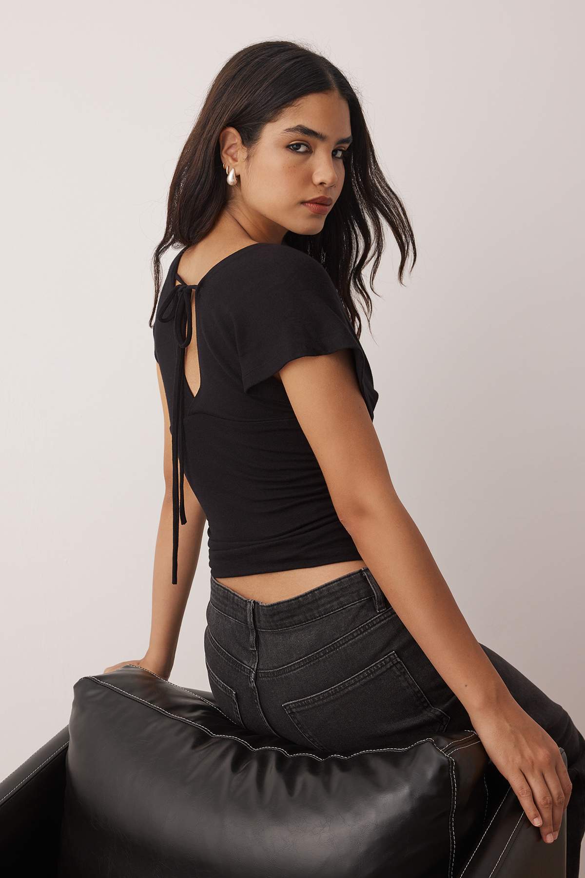 Trendyolmilla  Siyah Fitted/Vücuda Oturan Büzgü/Drape Detaylı Örme Bluz TWOSS25BZ00605 - Görsel 2