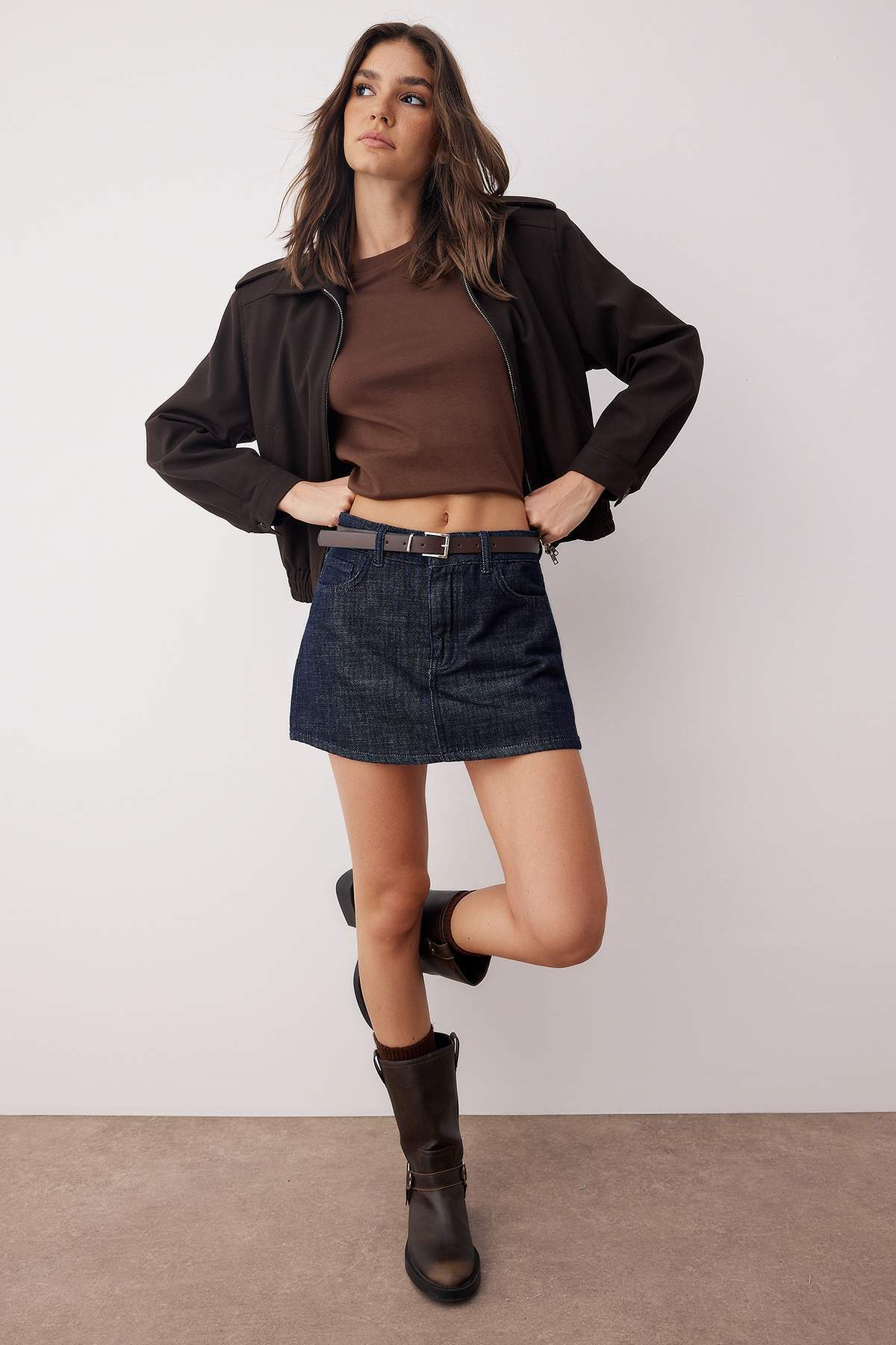 Trendyolmilla  Koyu Mavi Kemer Detaylı Arkası Etek Görünümlü Denim Şort Etek TWOAW26SR00020