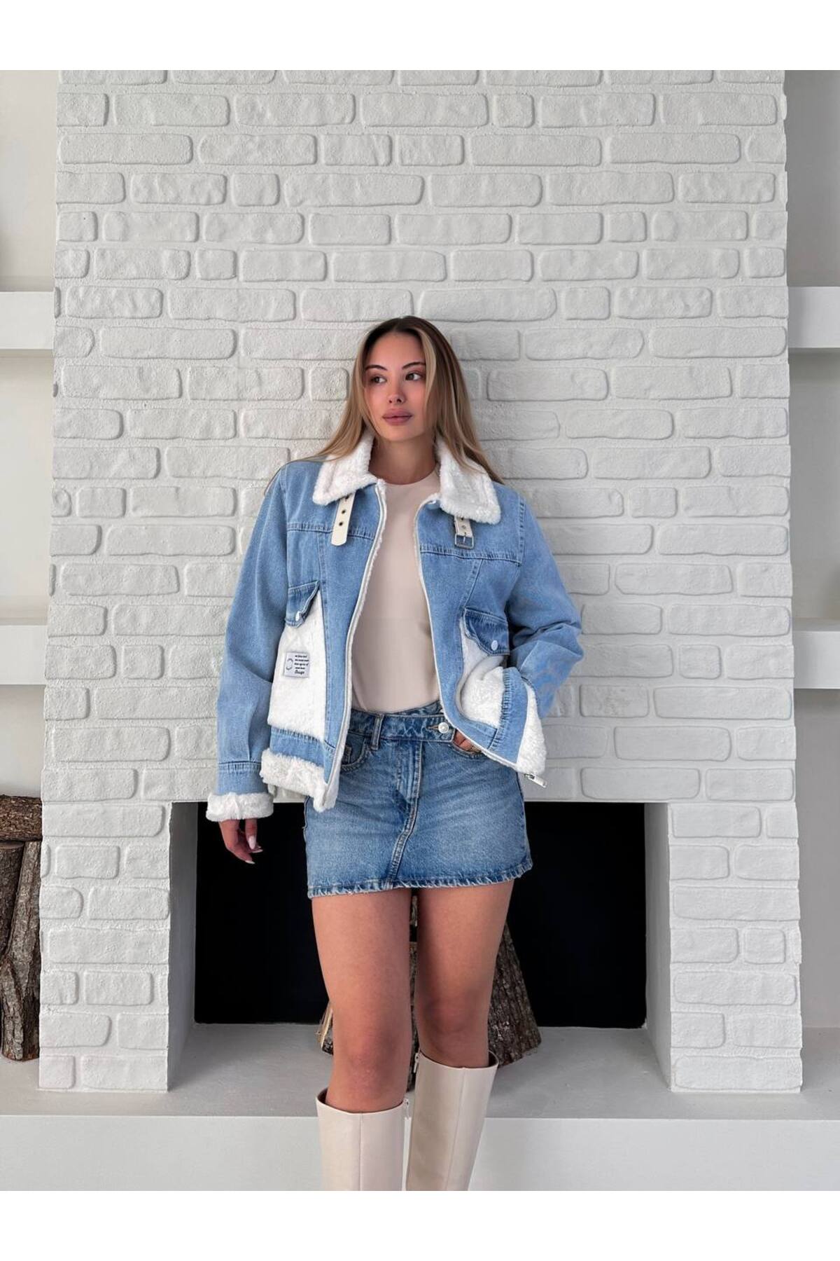 Manteau en jean avec ceinture et détails en fourrure pour femme - Görsel 6