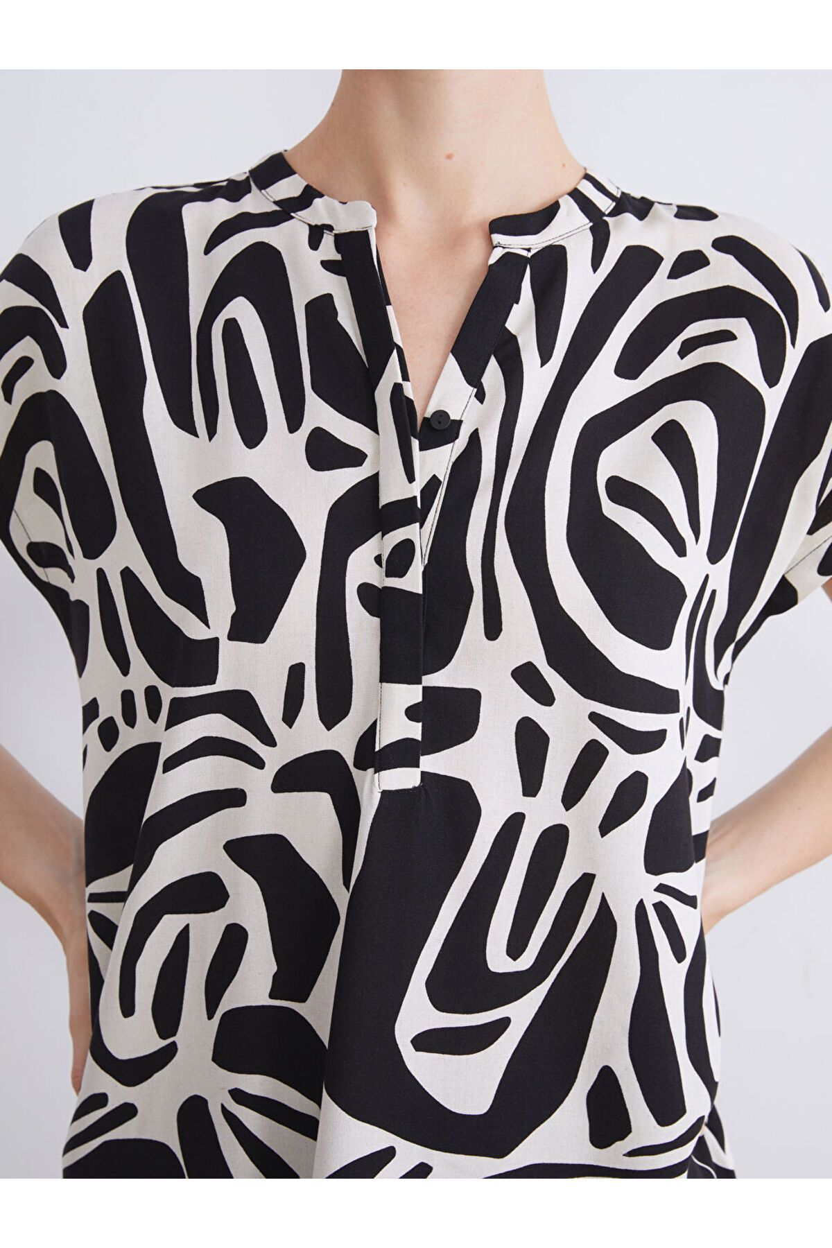 LC Waikiki-Sparkling Selections from Shining Store |   Linen Blend Blouse with Mock Neck Pattern 3