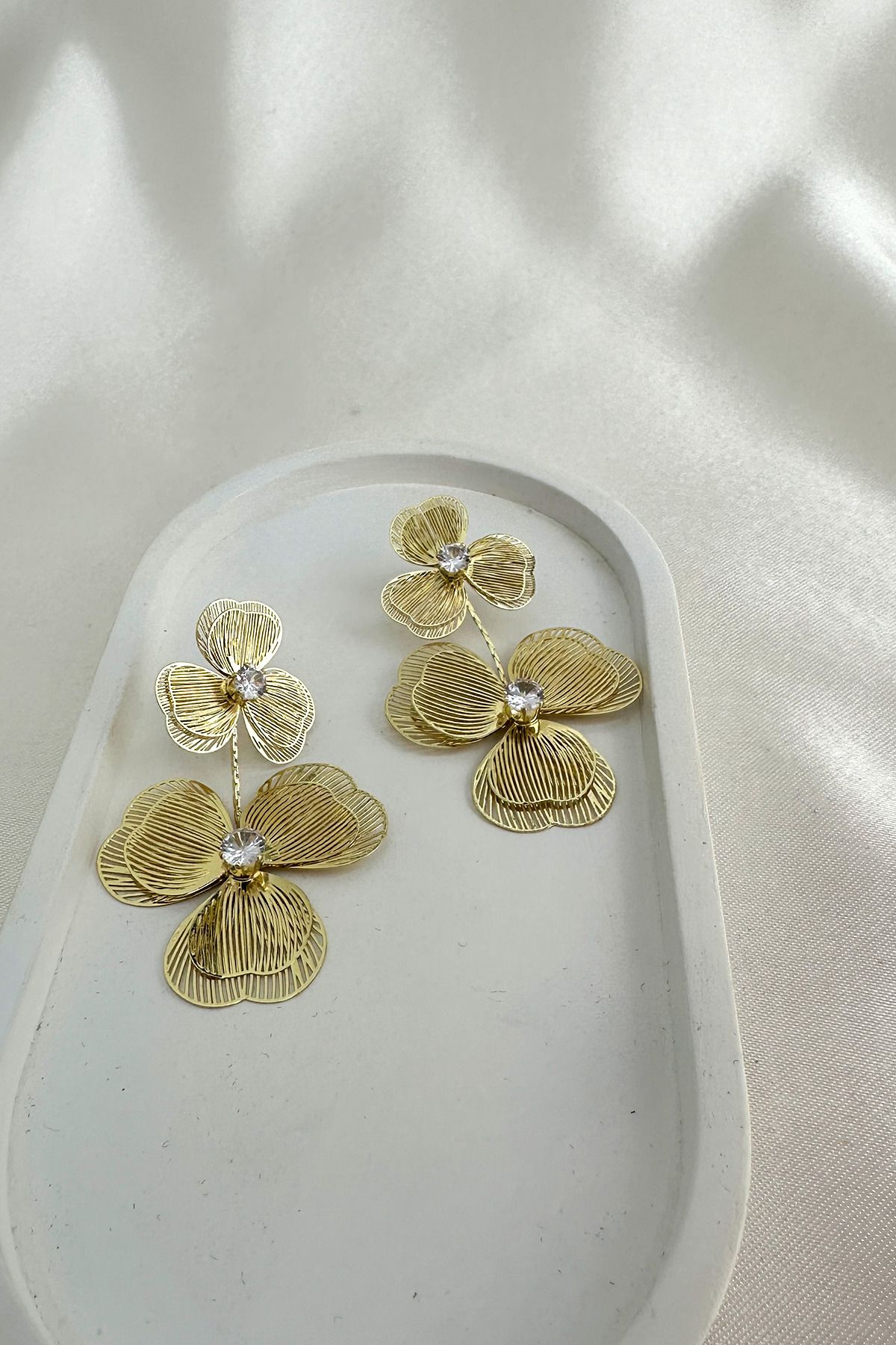 Modex-Wire Dot Single Stone Detail Clover Dangle Stud Earrings (6cm) 4